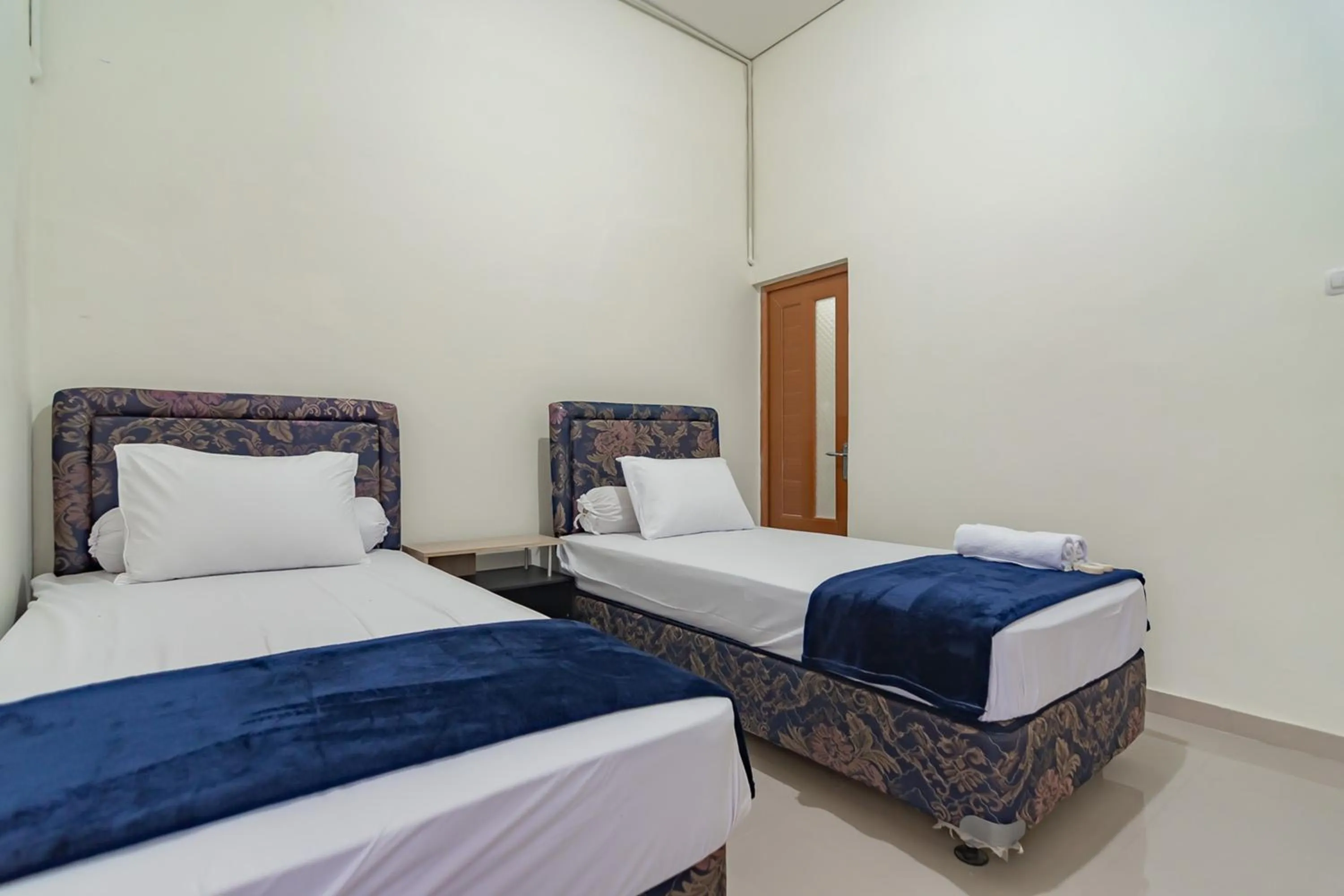 Bed in The Lima Guest House Syariah Mitra RedDoorz
