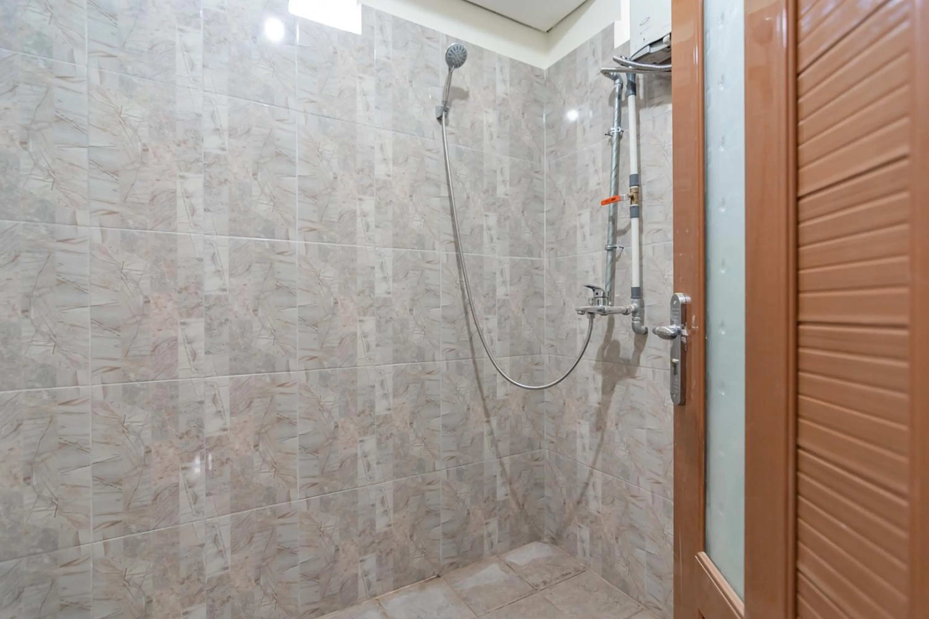 Bathroom in The Lima Guest House Syariah Mitra RedDoorz