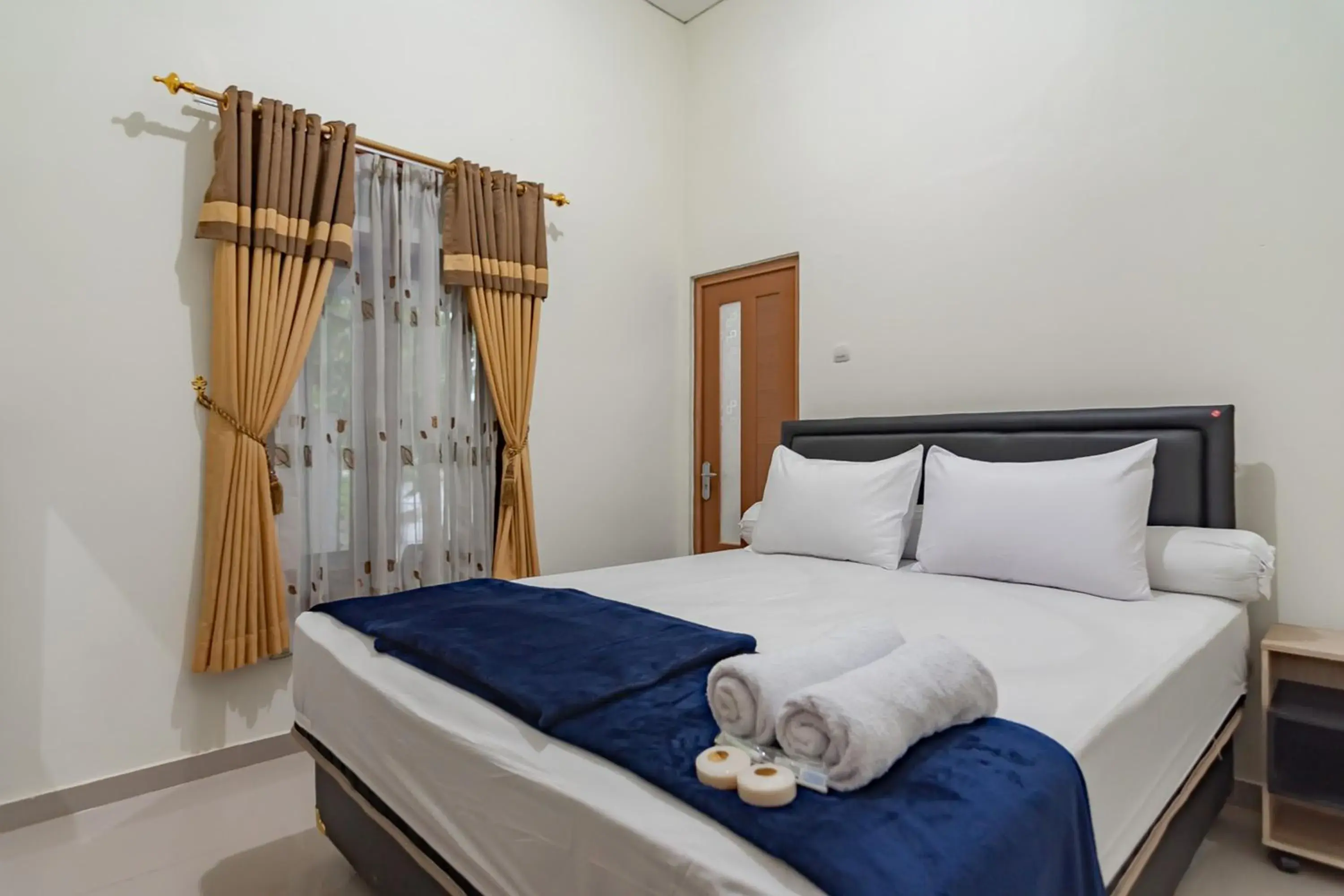 Bed in The Lima Guest House Syariah Mitra RedDoorz Bed in The Lima Guest House Syariah Mitra RedDoorz