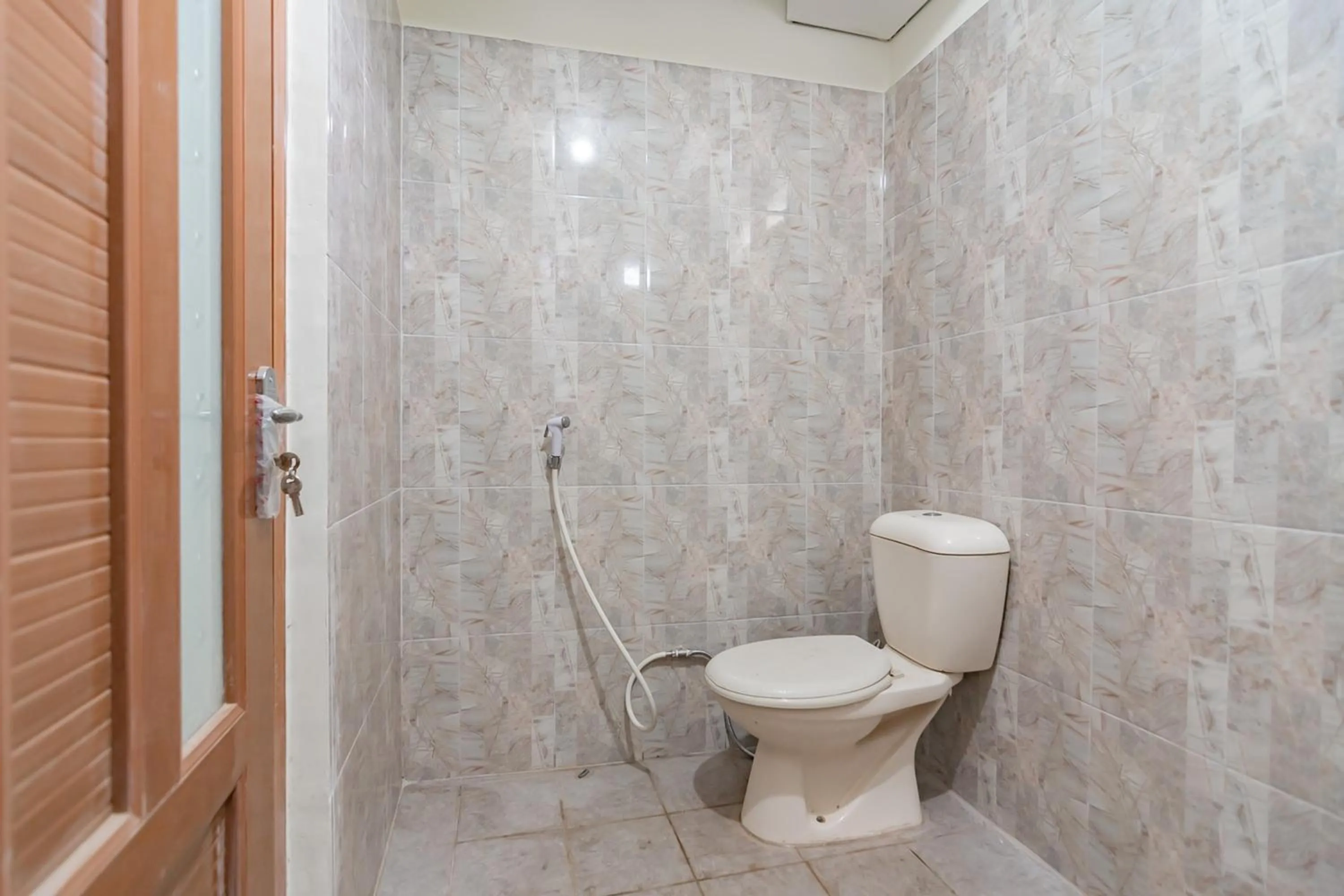 Bathroom in The Lima Guest House Syariah Mitra RedDoorz