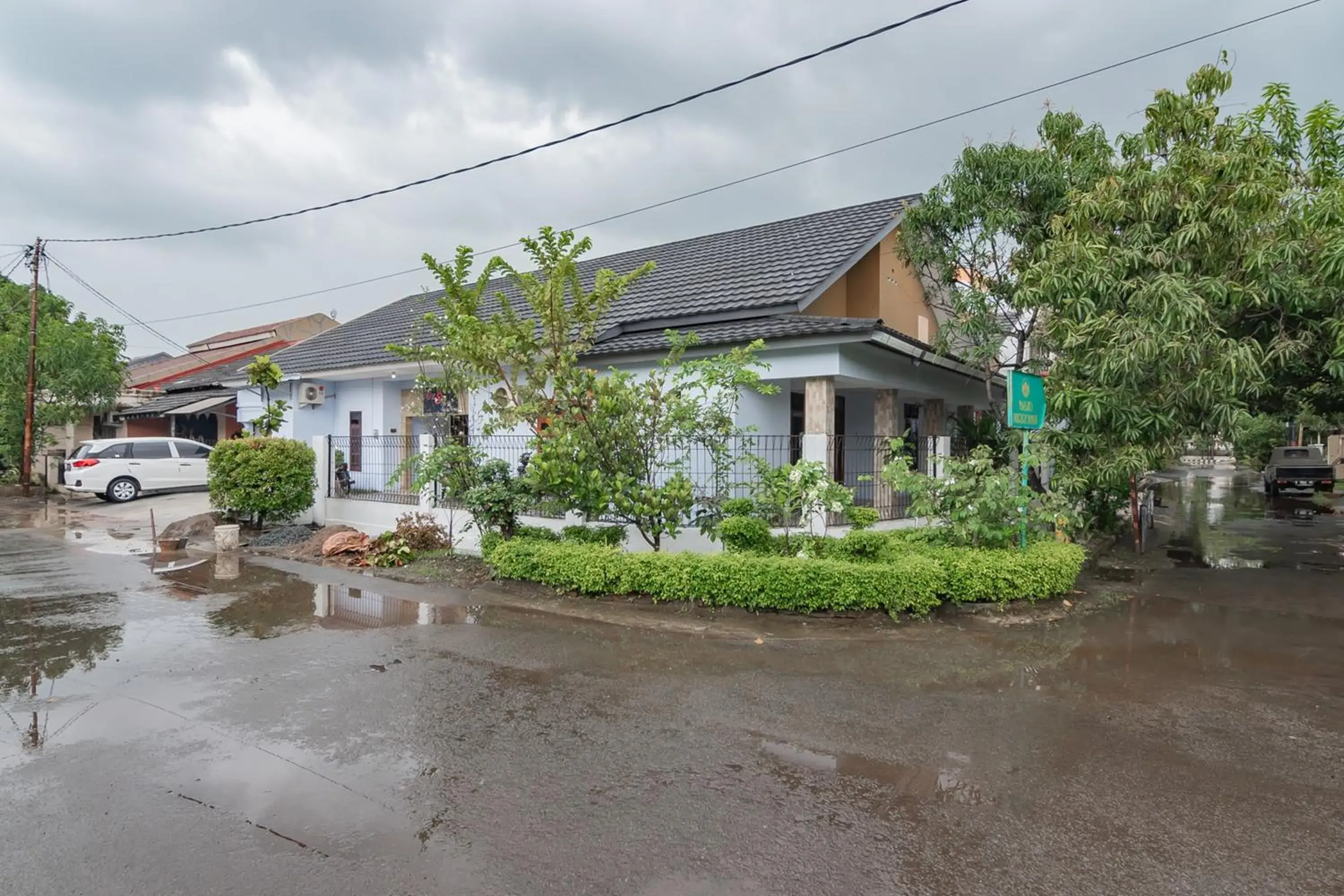 Property building in The Lima Guest House Syariah Mitra RedDoorz Property building in The Lima Guest House Syariah Mitra RedDoorz