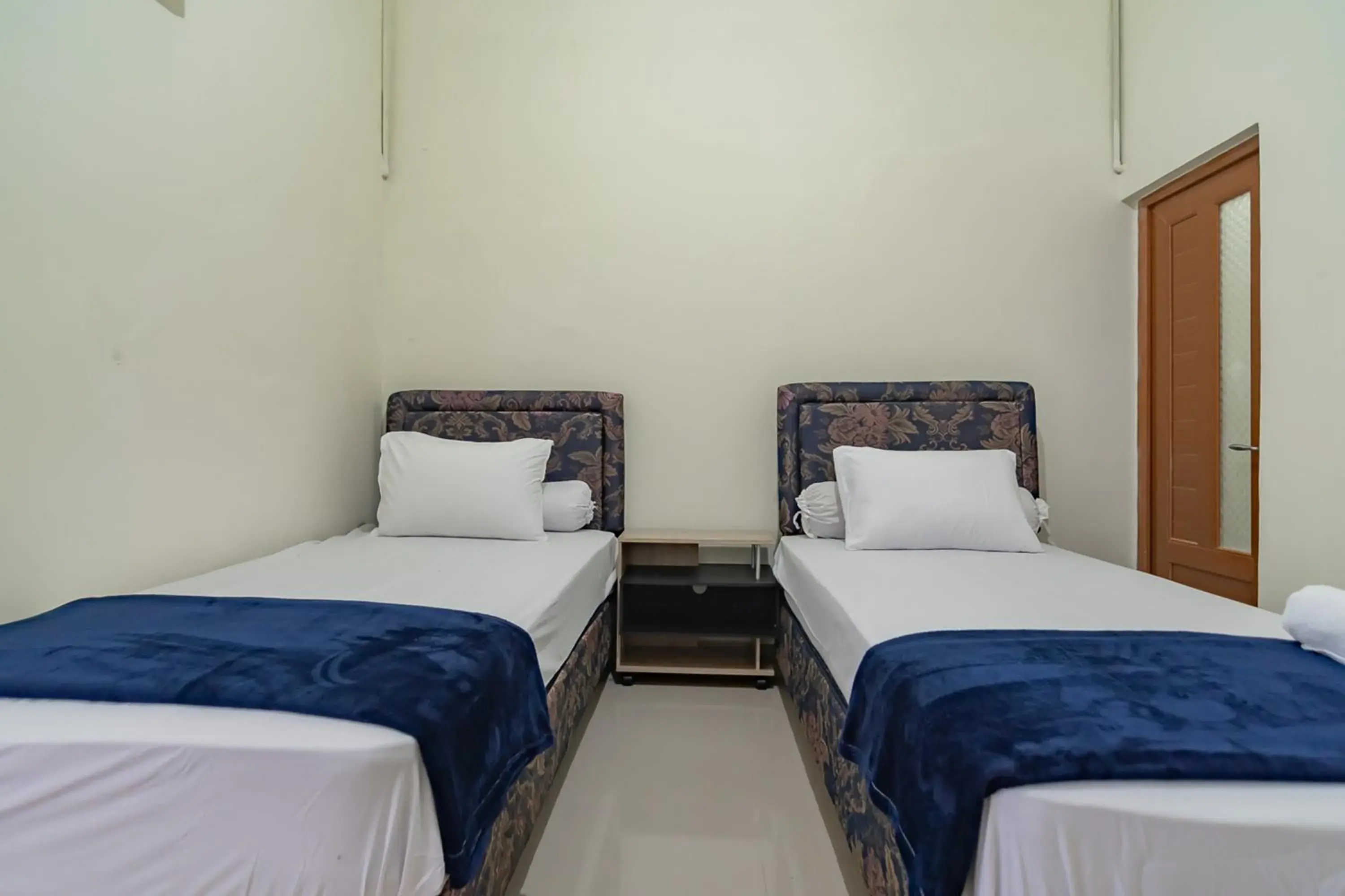 Bed in The Lima Guest House Syariah Mitra RedDoorz Bed in The Lima Guest House Syariah Mitra RedDoorz