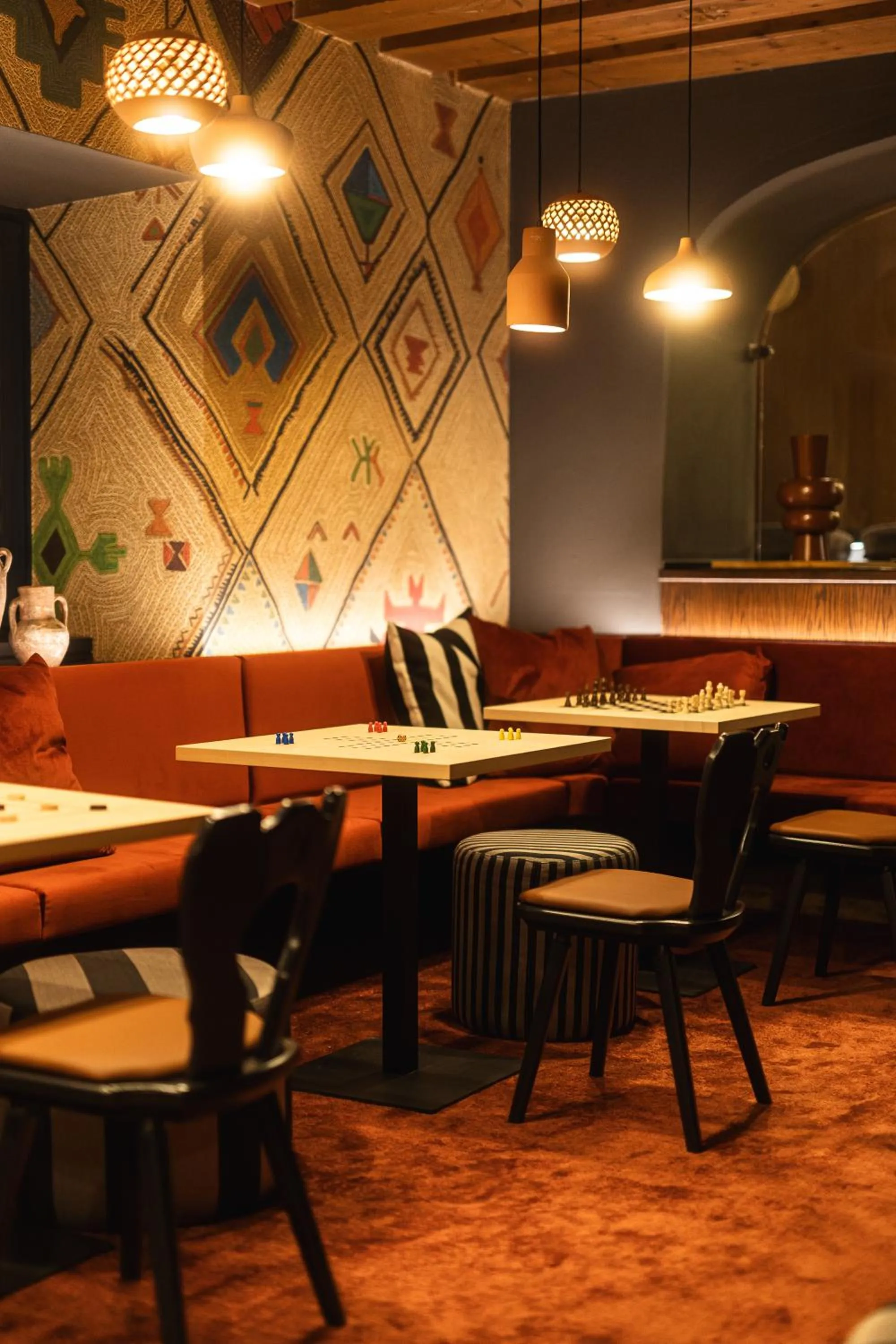 Restaurant/places to eat in Upside Down Town Hotel-Neue Post