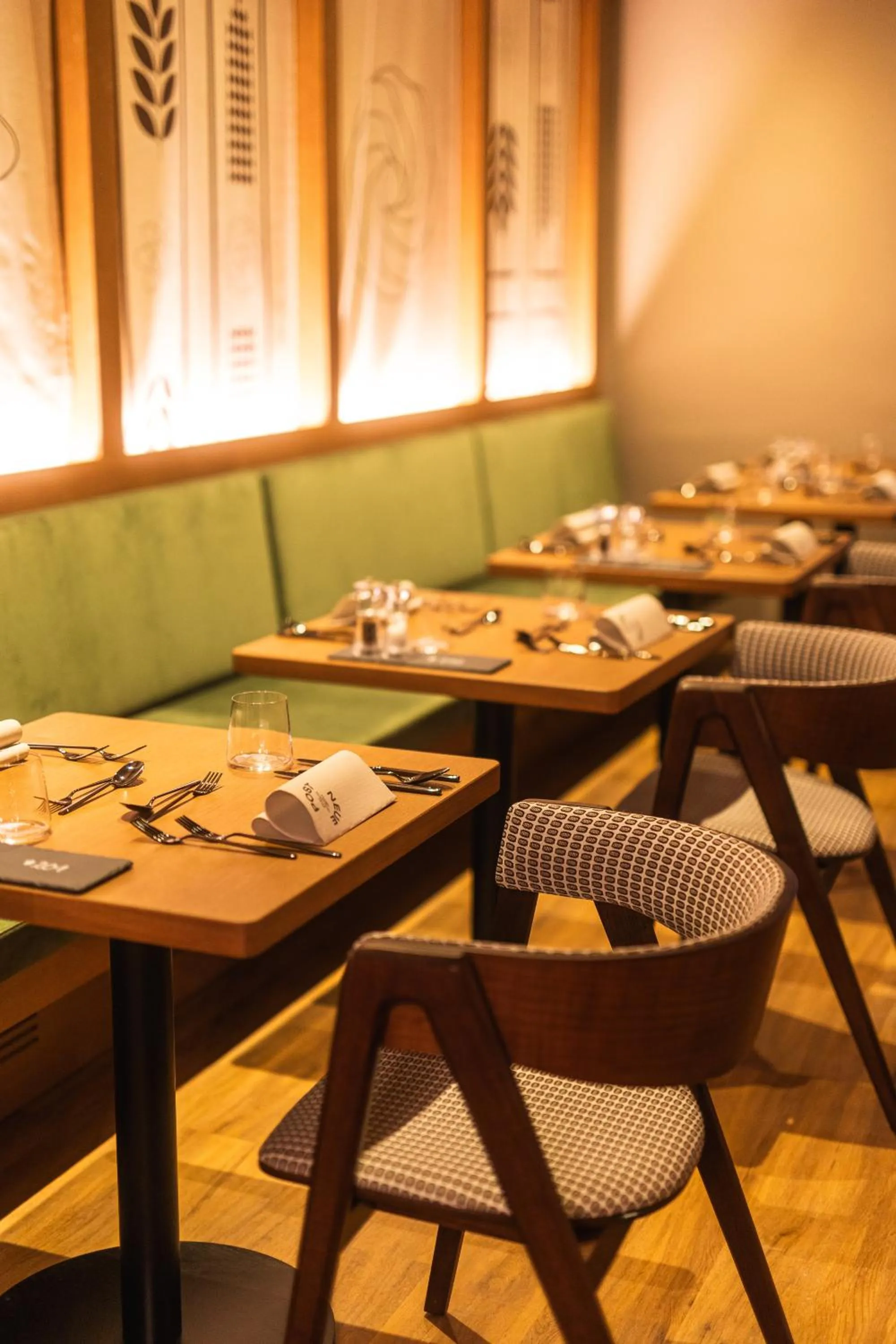 Restaurant/places to eat in Upside Down Town Hotel-Neue Post