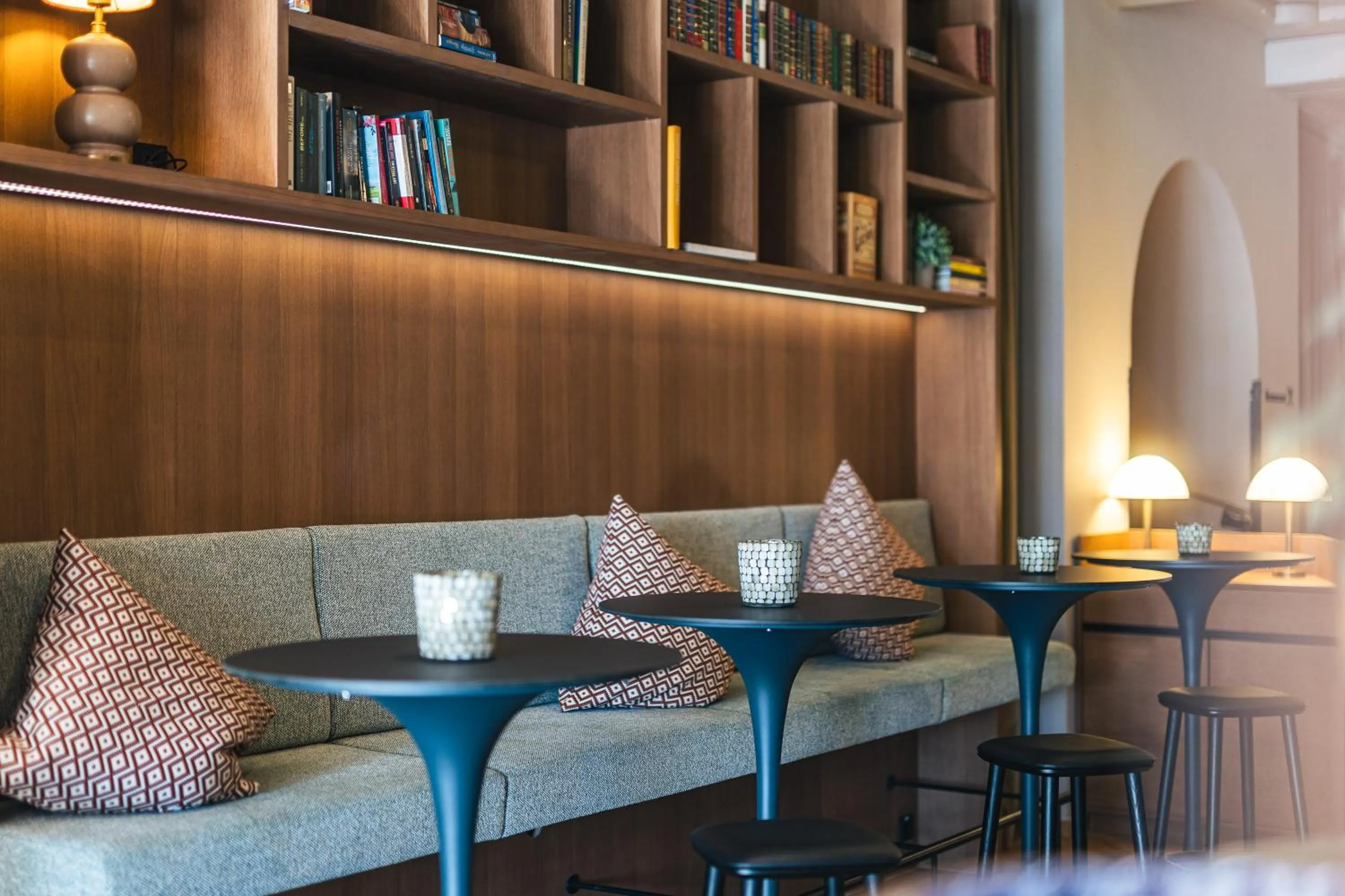 Library in Upside Down Town Hotel-Neue Post