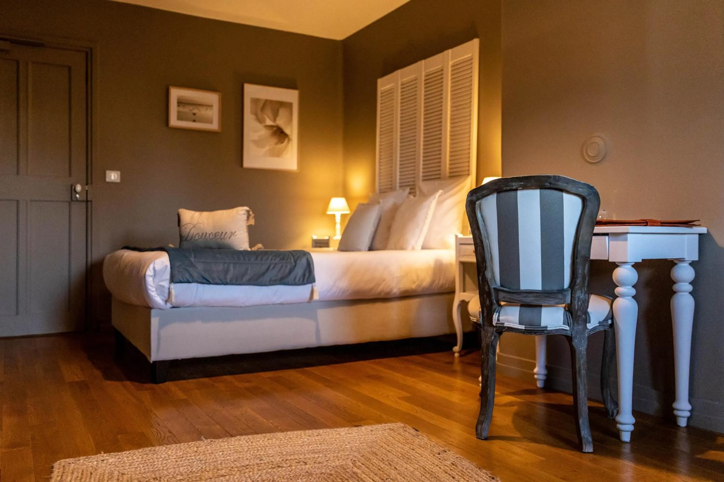Living room, Bed in Hotel Ô Château