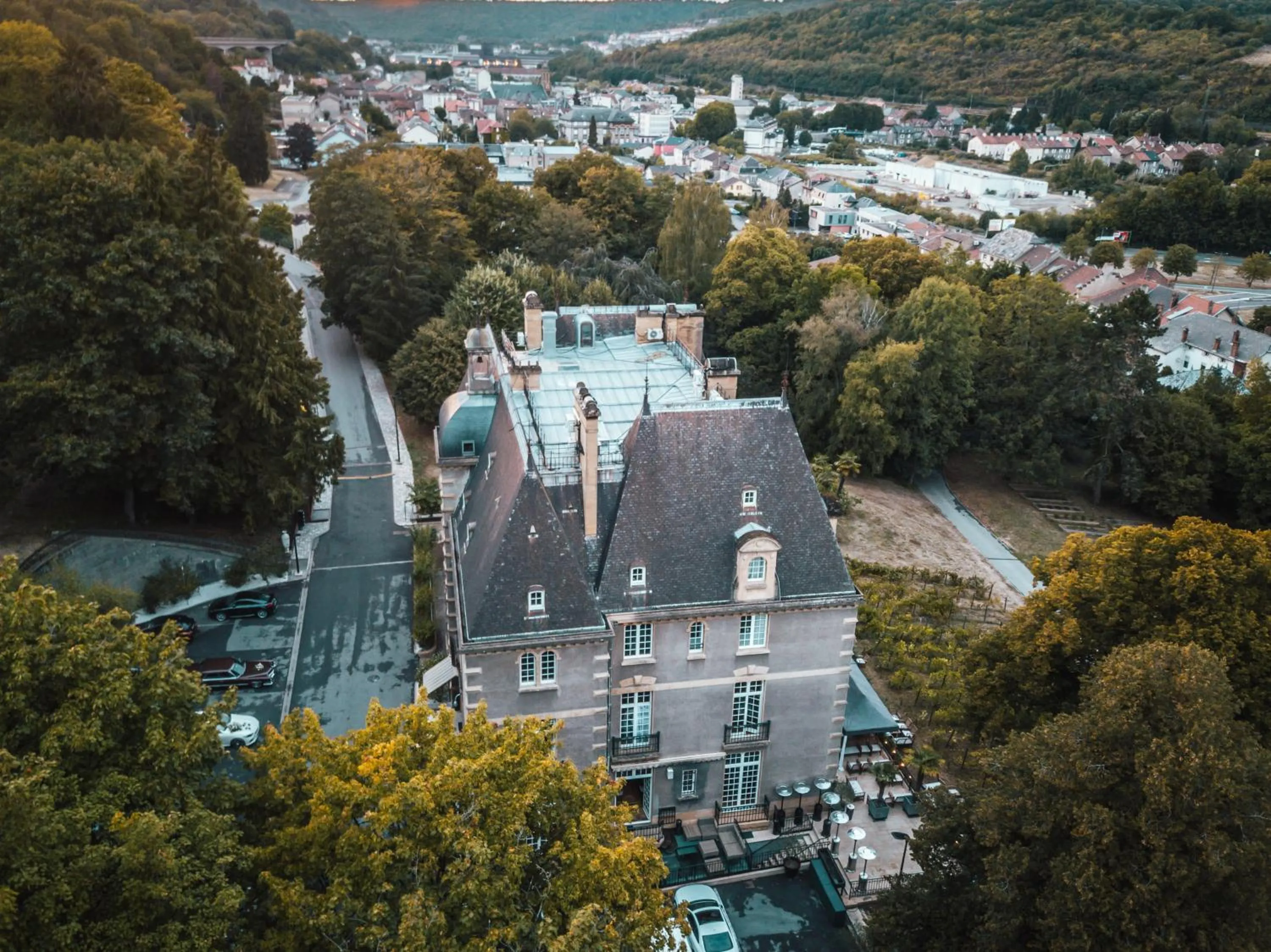 Property building in Hotel Ô Château