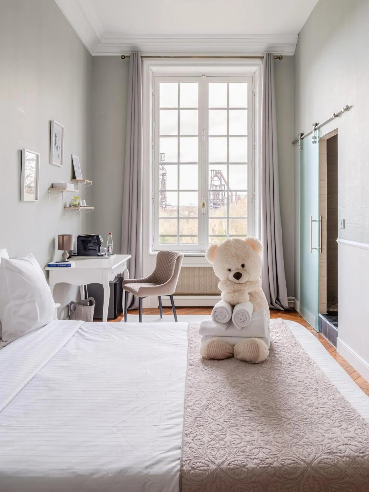 Photo of the whole room, Bed in Hotel Ô Château