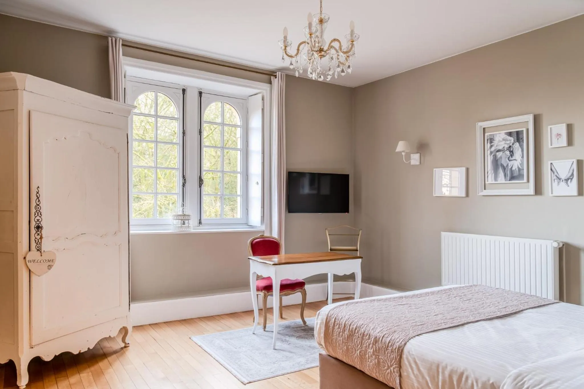 Photo of the whole room, Bed in Hotel Ô Château