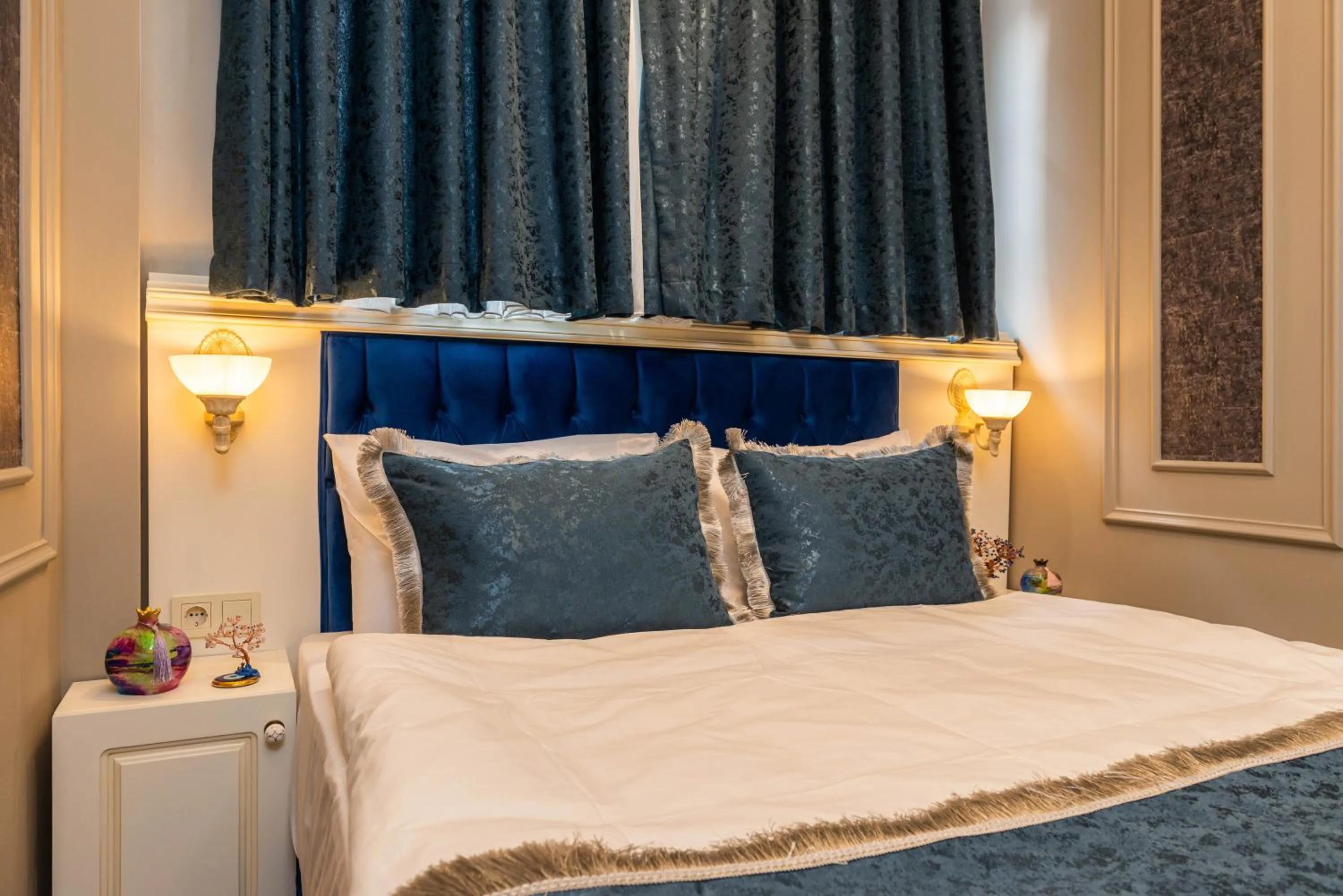 Bedroom, Bed in Begonville Mansion Oldcity