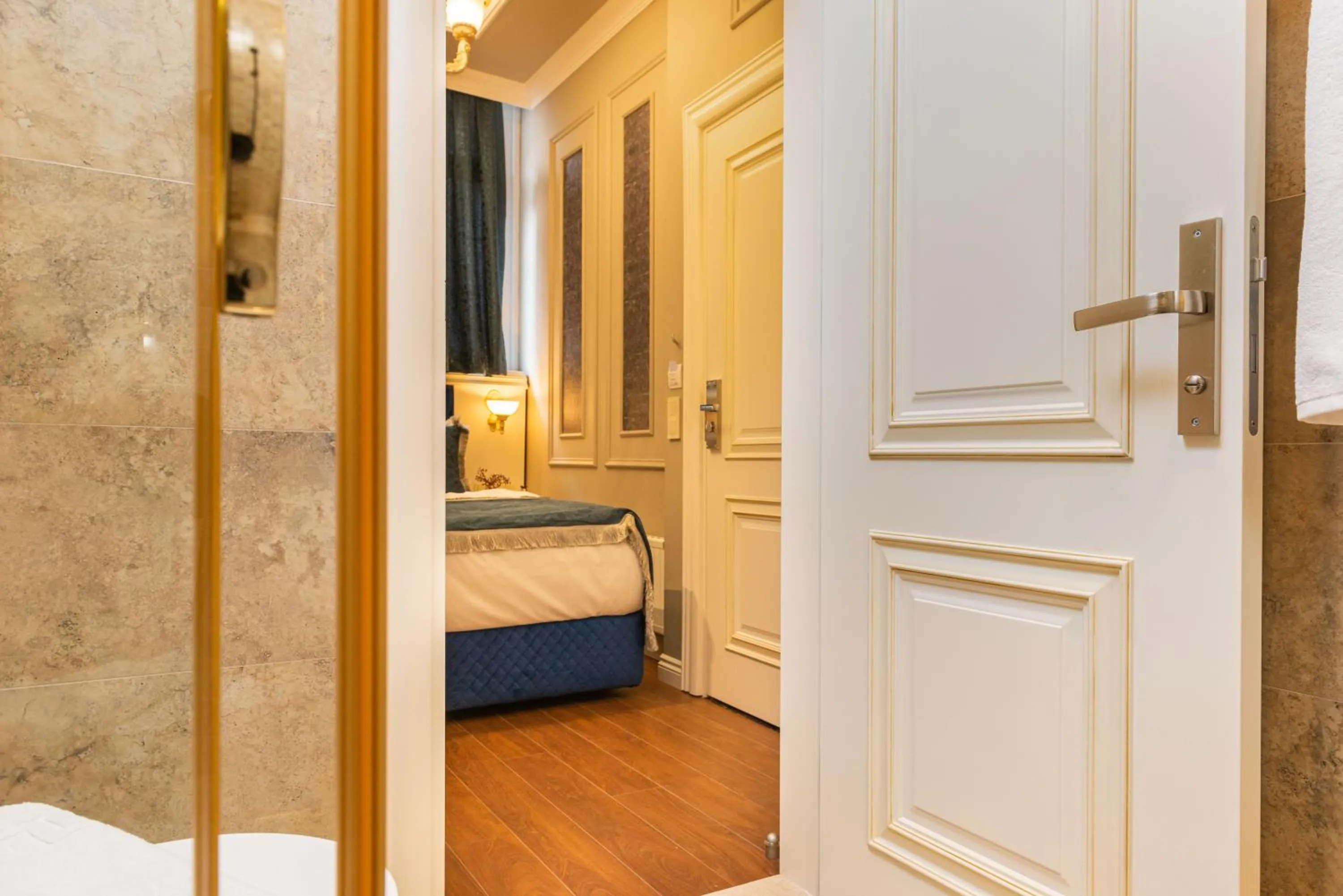 Bed in Begonville Mansion Oldcity