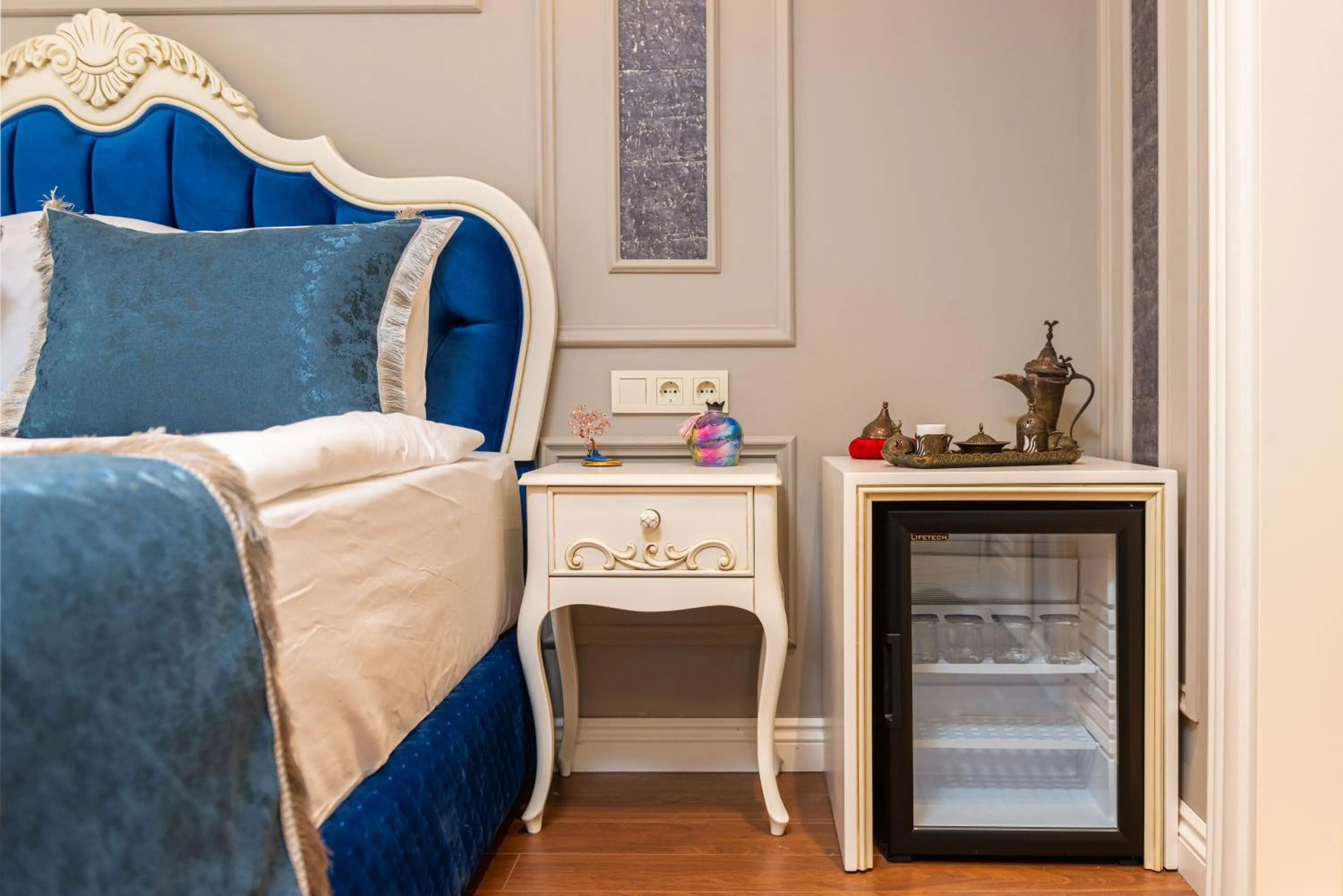 Bedroom, Bed in Begonville Mansion Oldcity