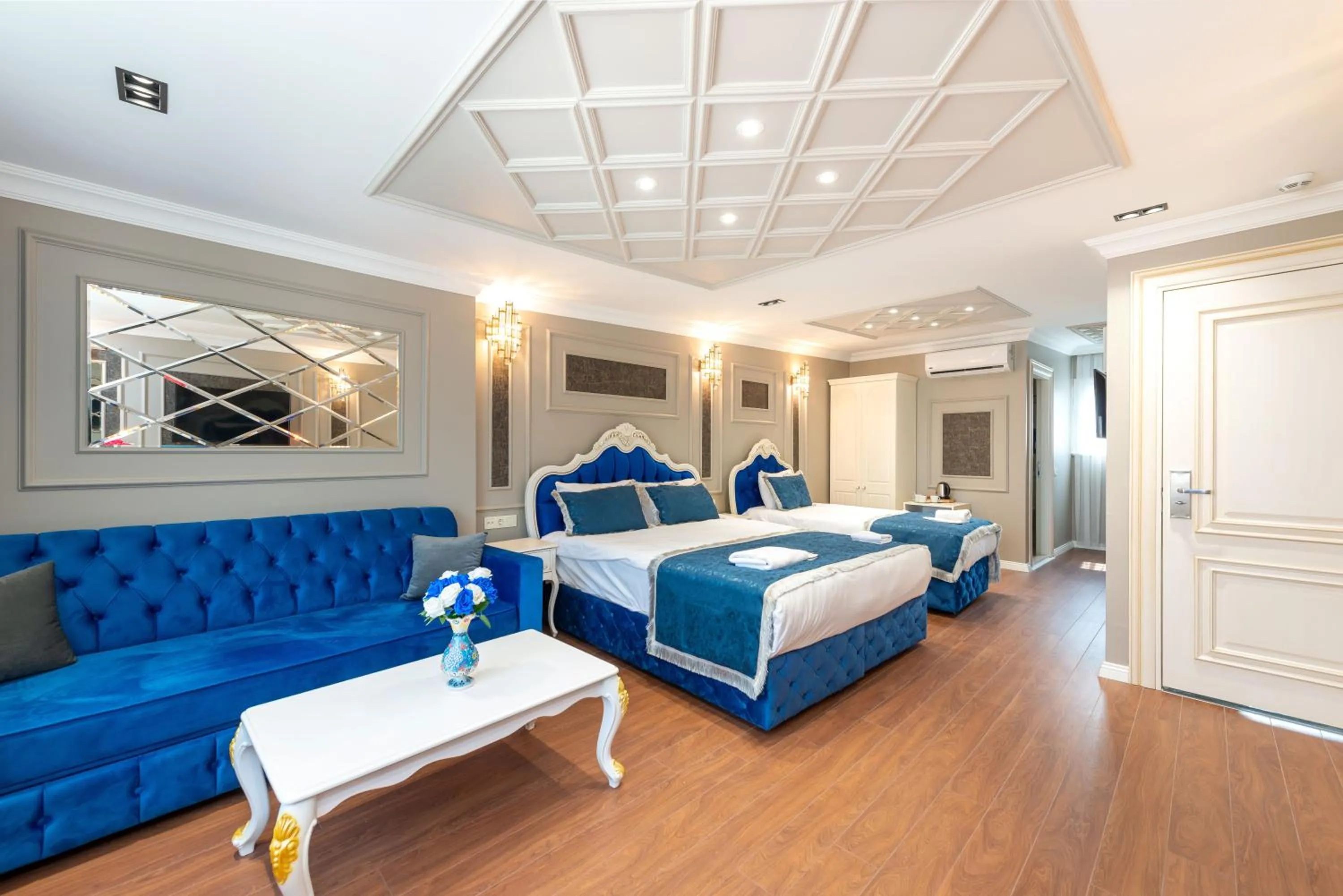 Photo of the whole room, Bed in Begonville Mansion Oldcity