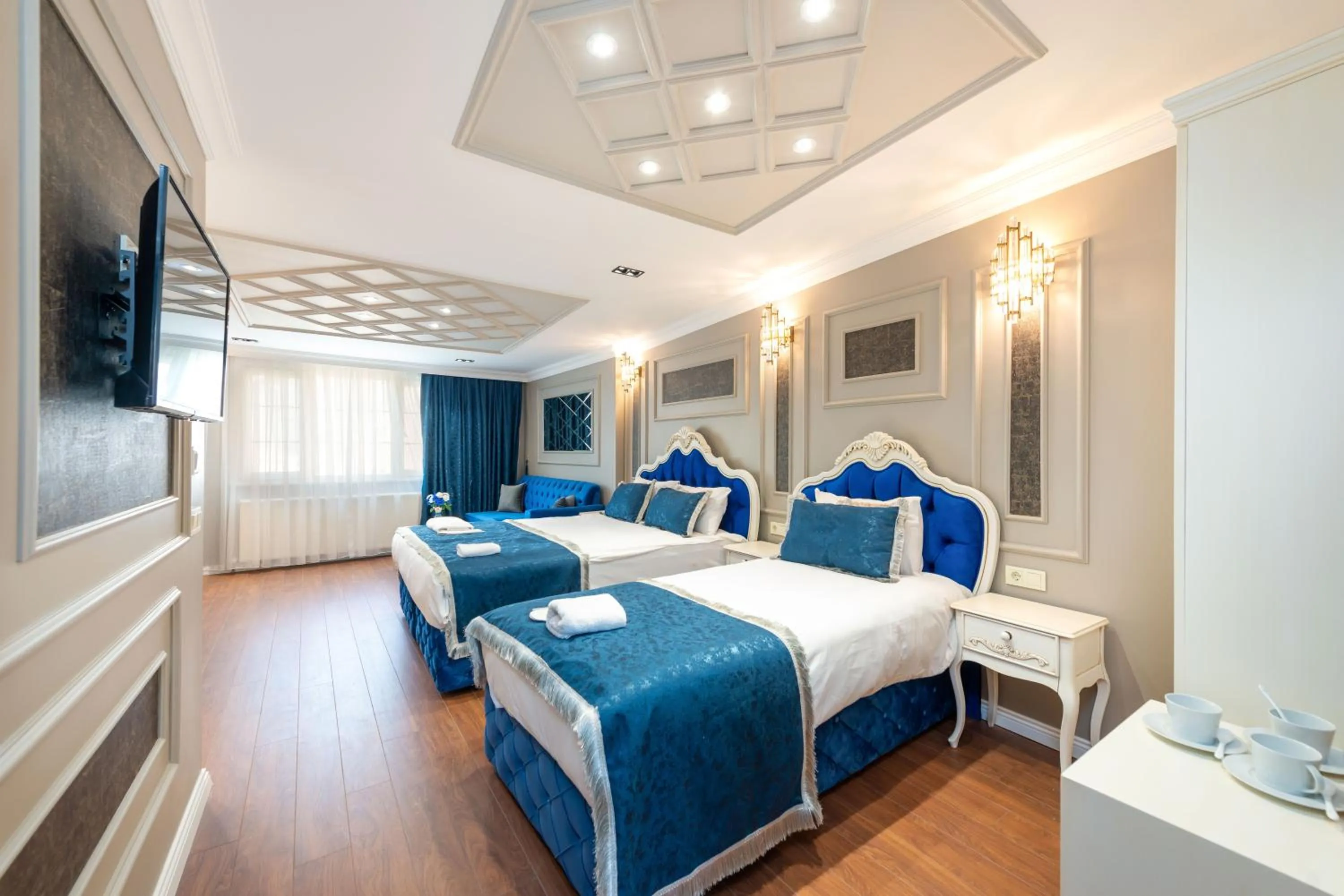 Photo of the whole room, Bed in Begonville Mansion Oldcity