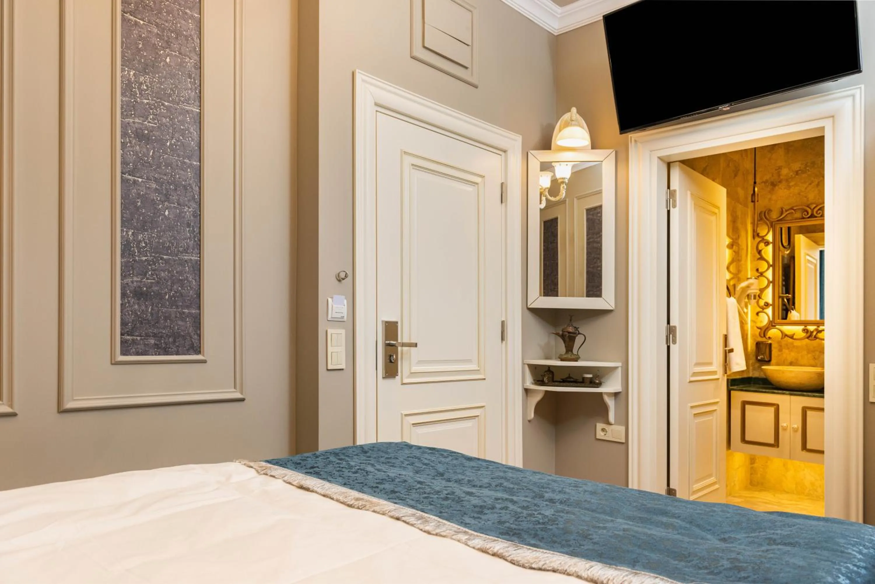 Bedroom, Bed in Begonville Mansion Oldcity