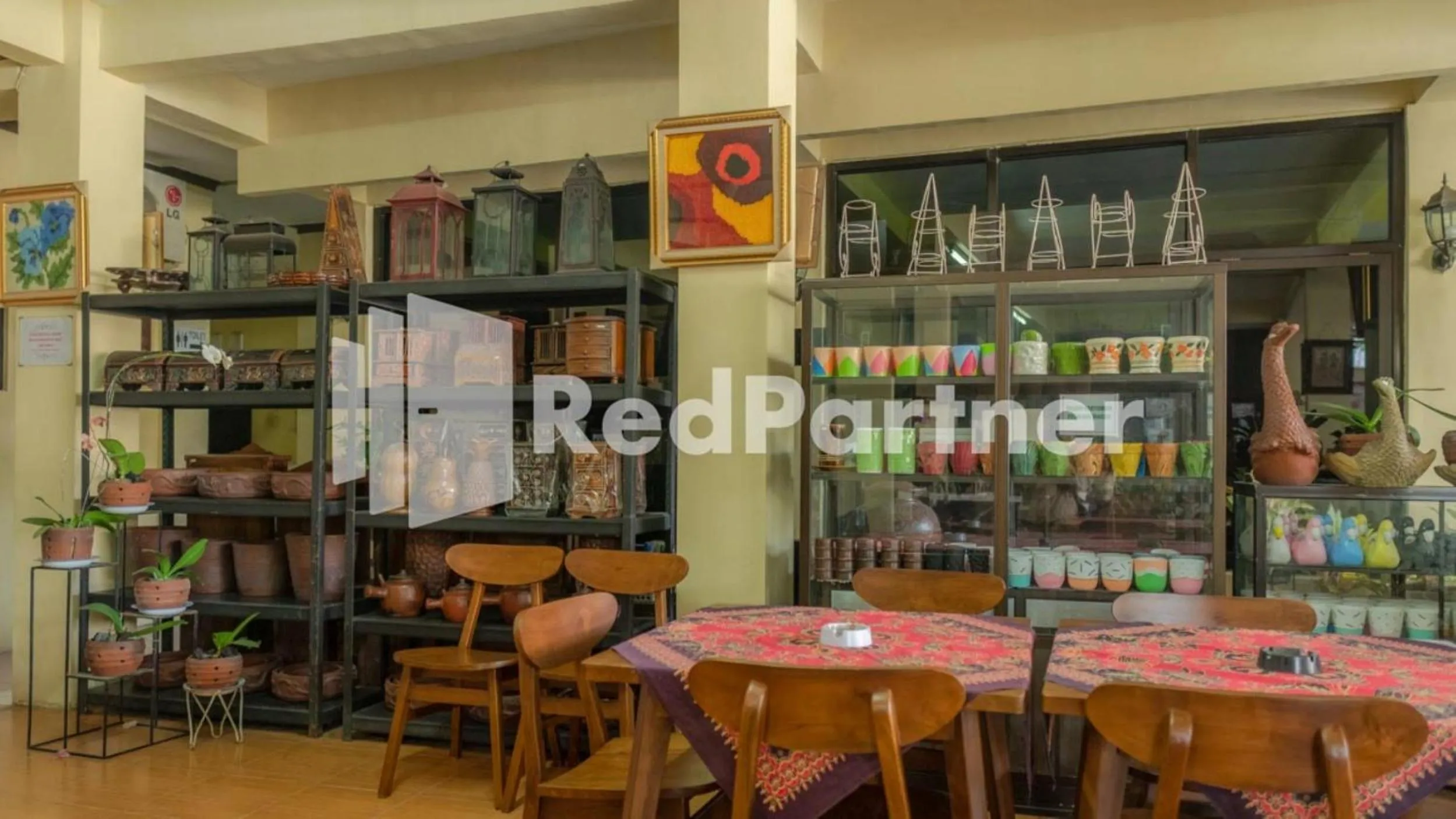 Restaurant/places to eat in Vandhela Homestay Syariah Mitra RedDoorz