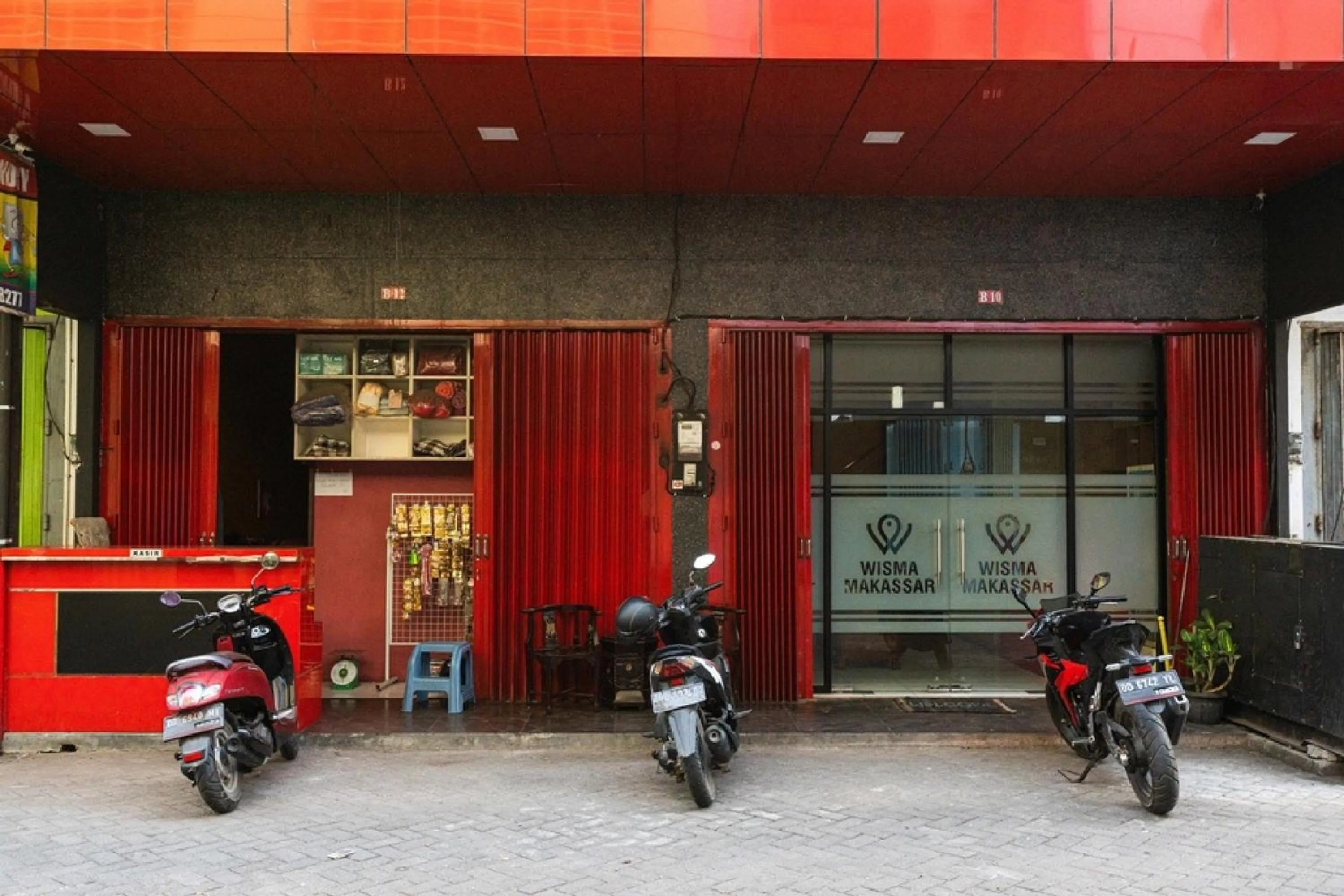 Facade/entrance in RedDoorz @ Hertasning Area 2