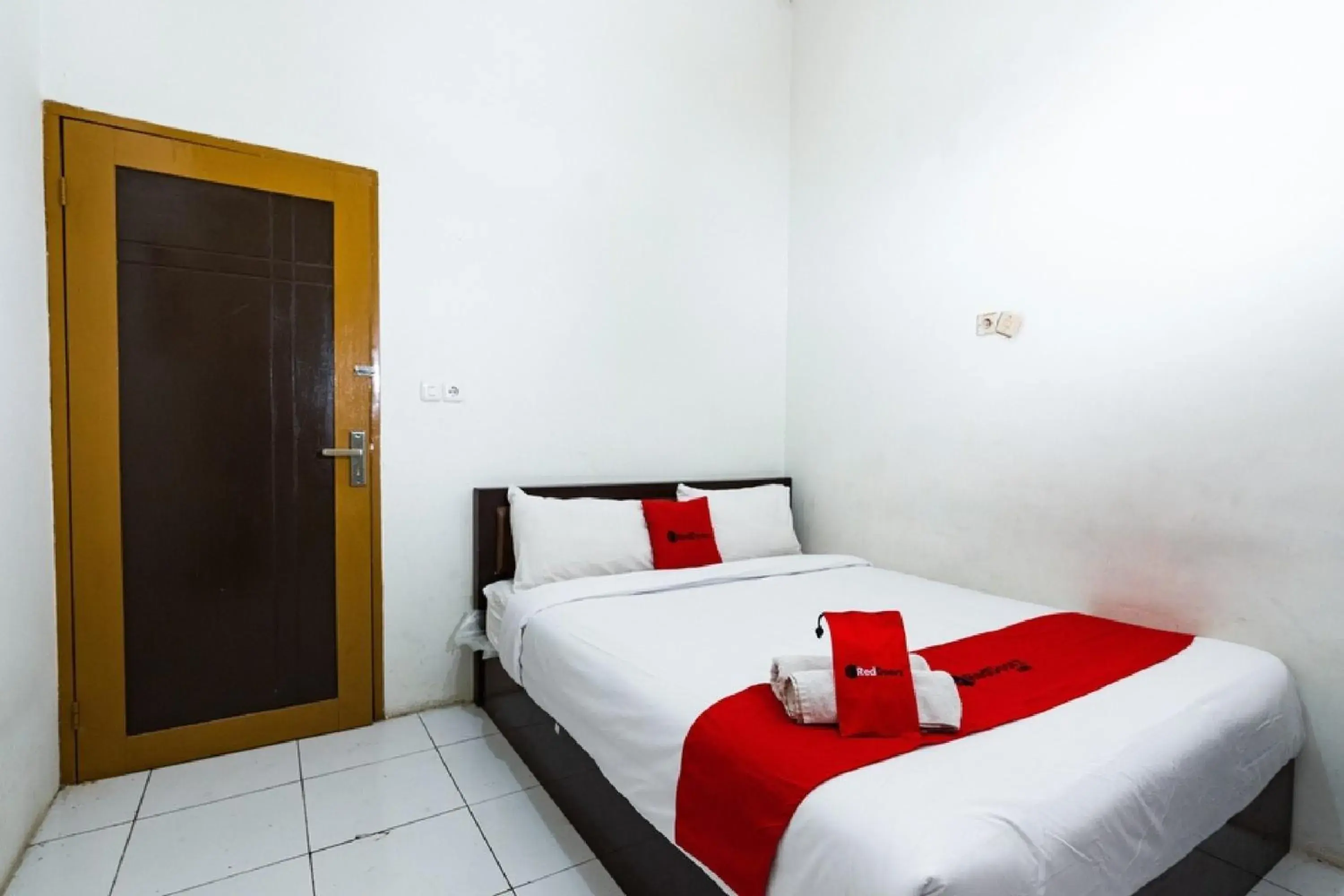 Photo of the whole room, Bed in RedDoorz @ Hertasning Area 2 Photo of the whole room, Bed in RedDoorz @ Hertasning Area 2