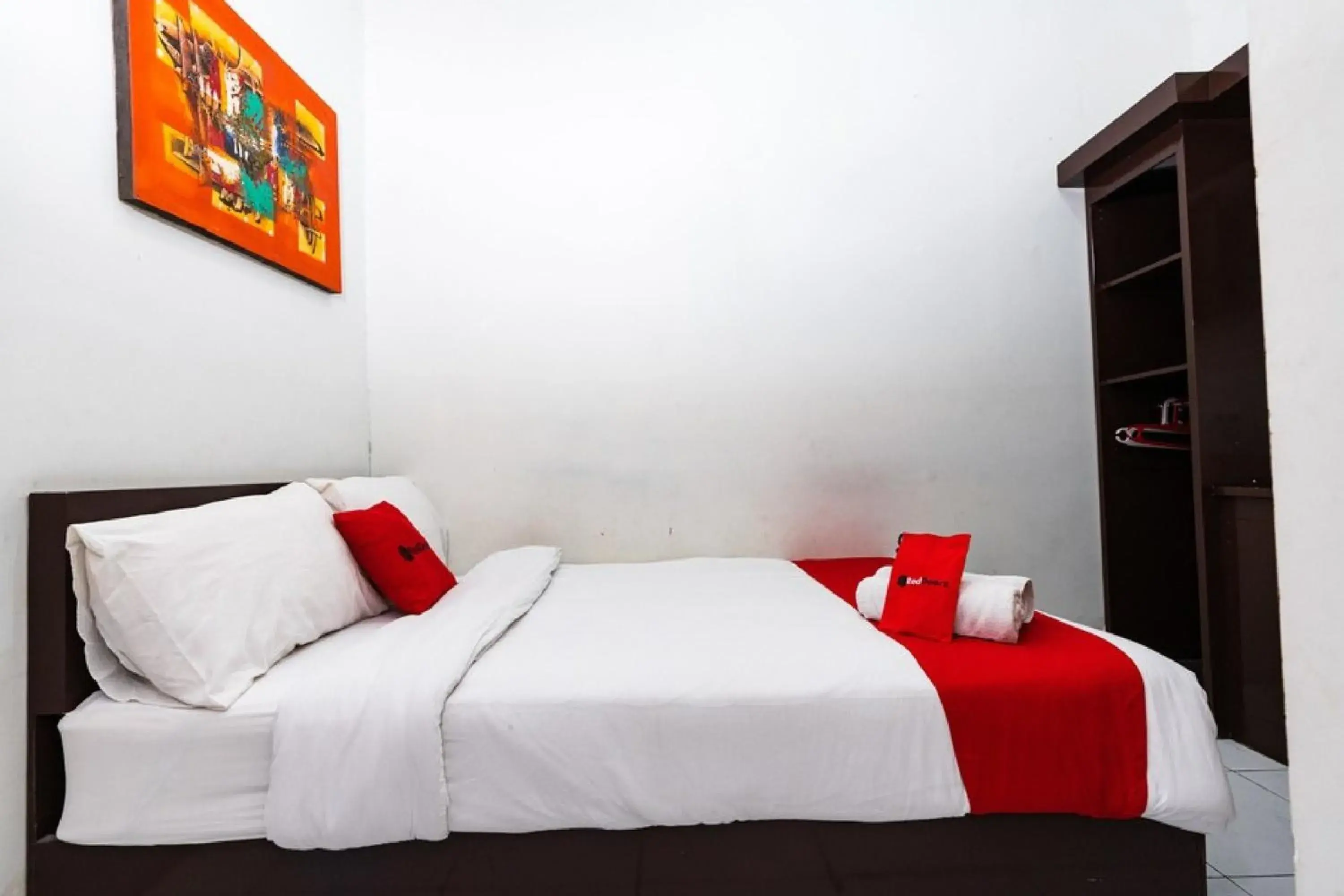 Bedroom, Bed in RedDoorz @ Hertasning Area 2 Bedroom, Bed in RedDoorz @ Hertasning Area 2