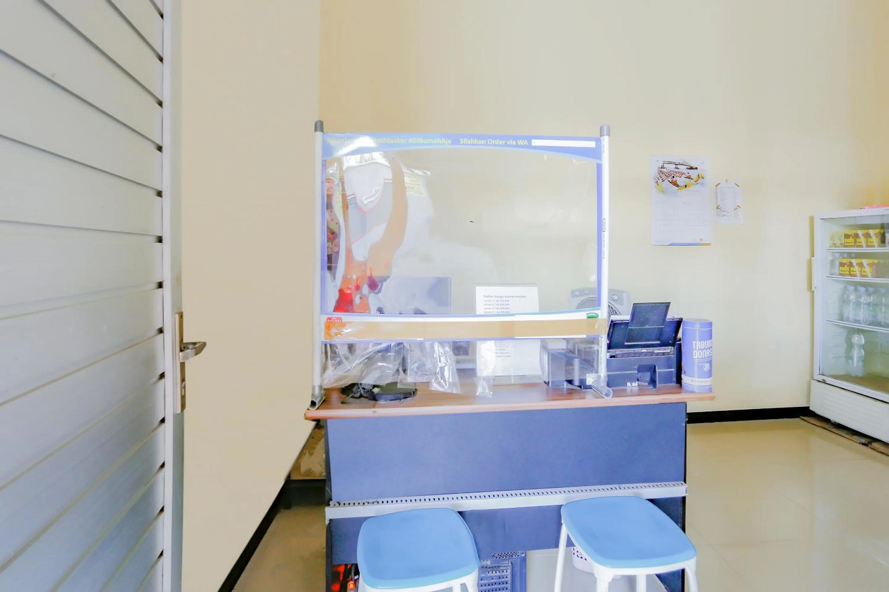 Lobby or reception in RedDoorz Syariah at Jalan Pramuka