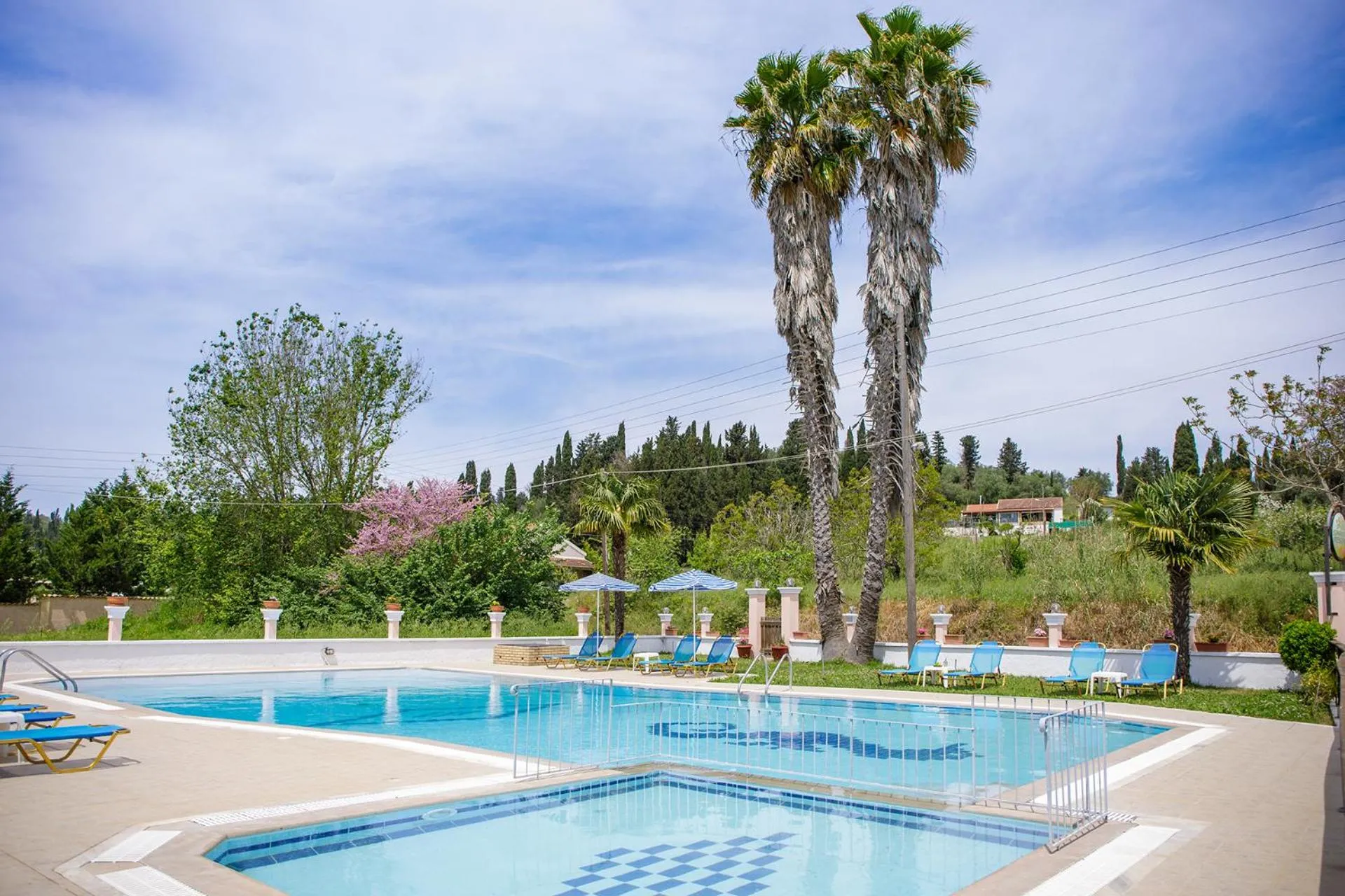 Nikos Pool House & Apartments