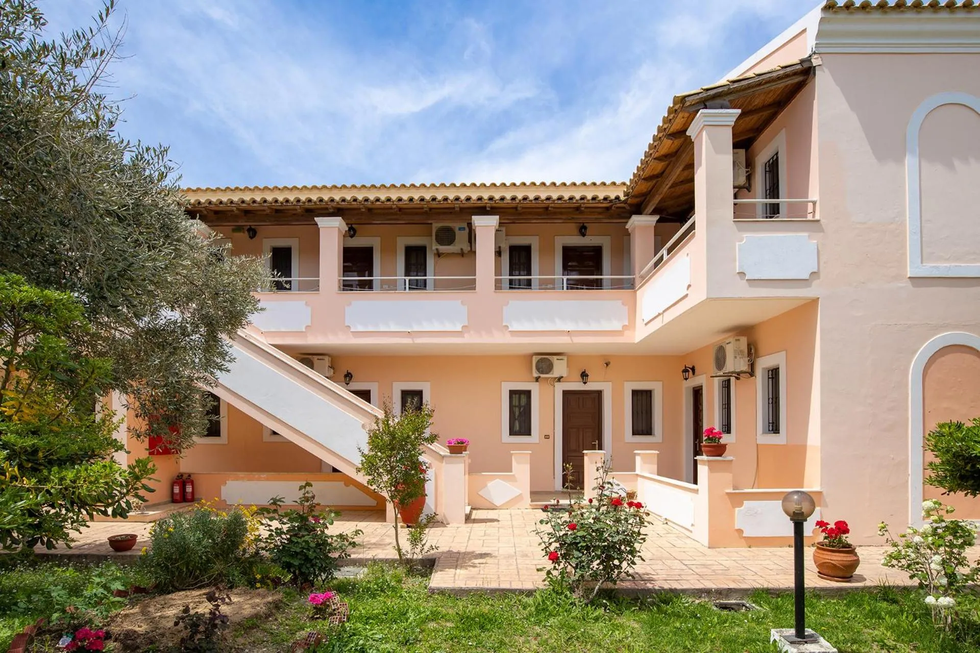 Nikos Pool House & Apartments
