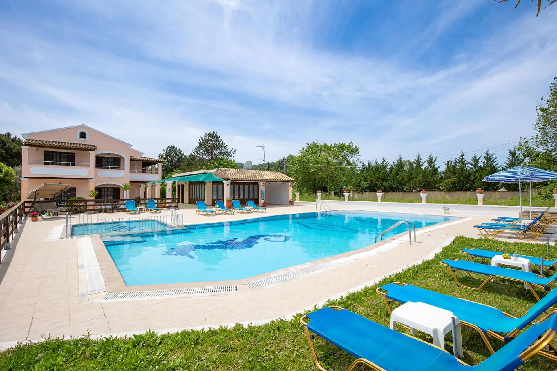 Nikos Pool House & Apartments