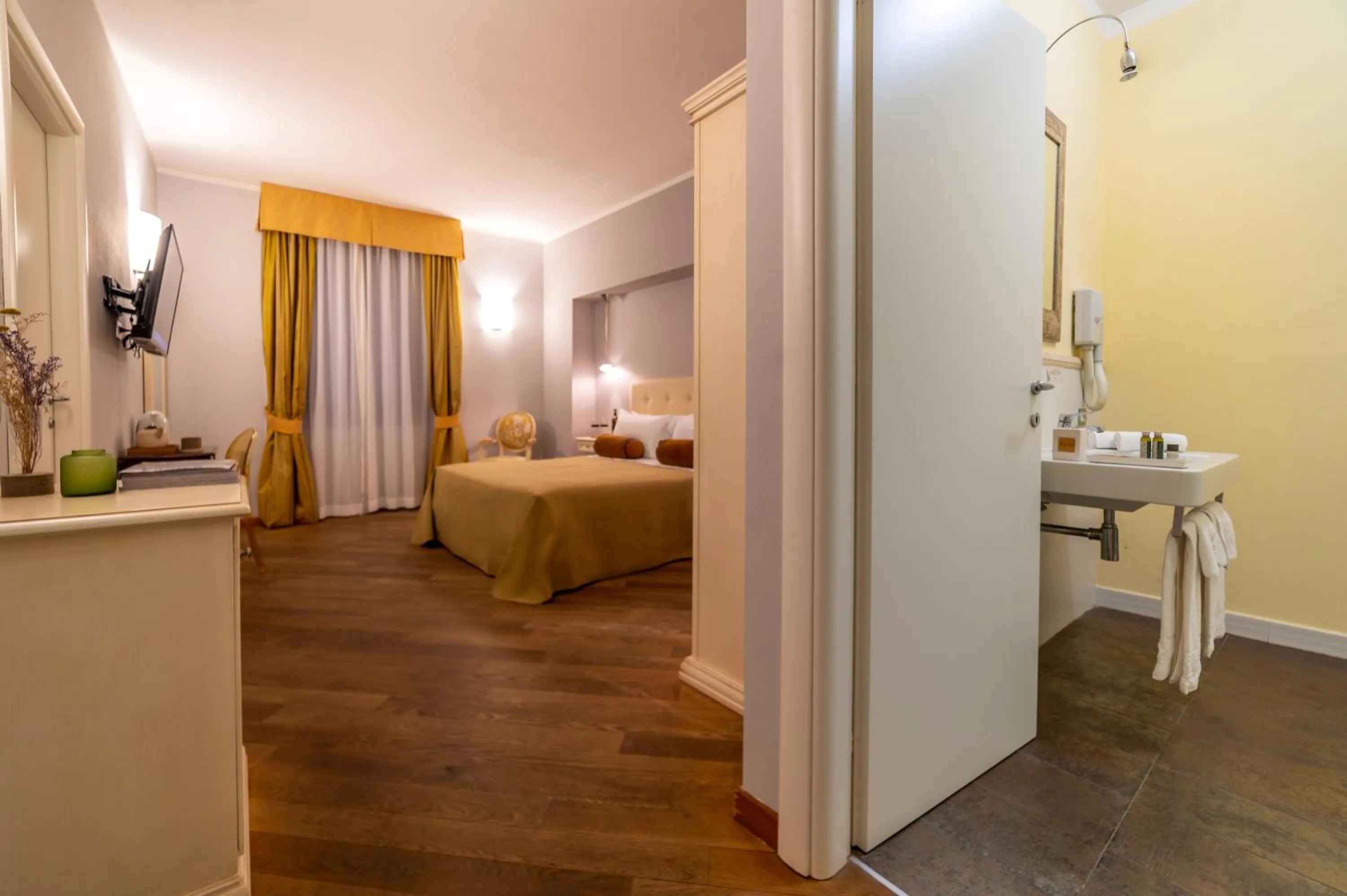Photo of the whole room, Bed in Albergo Falterona