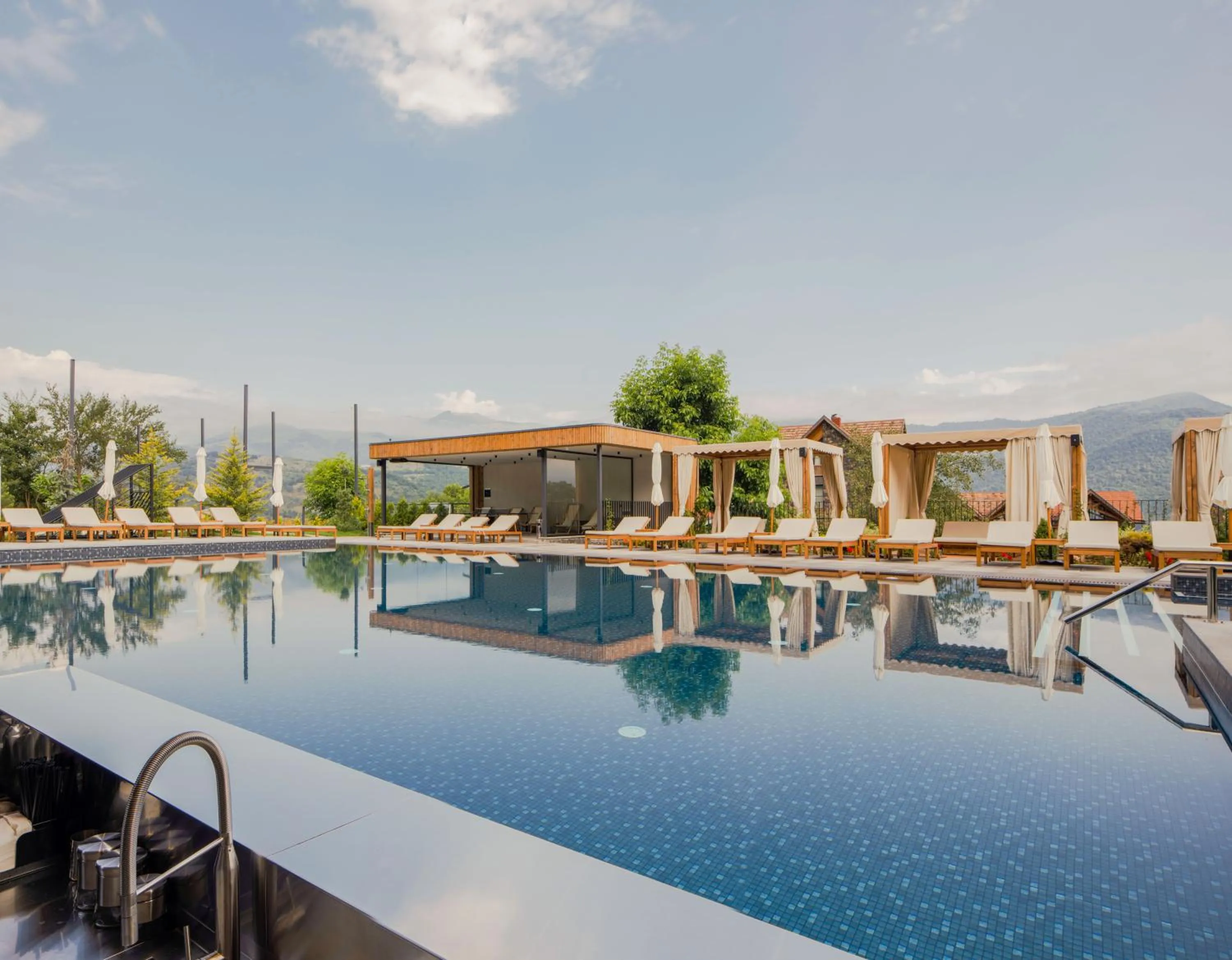 Swimming pool in Dilijani Tun Hotel & Restaurant