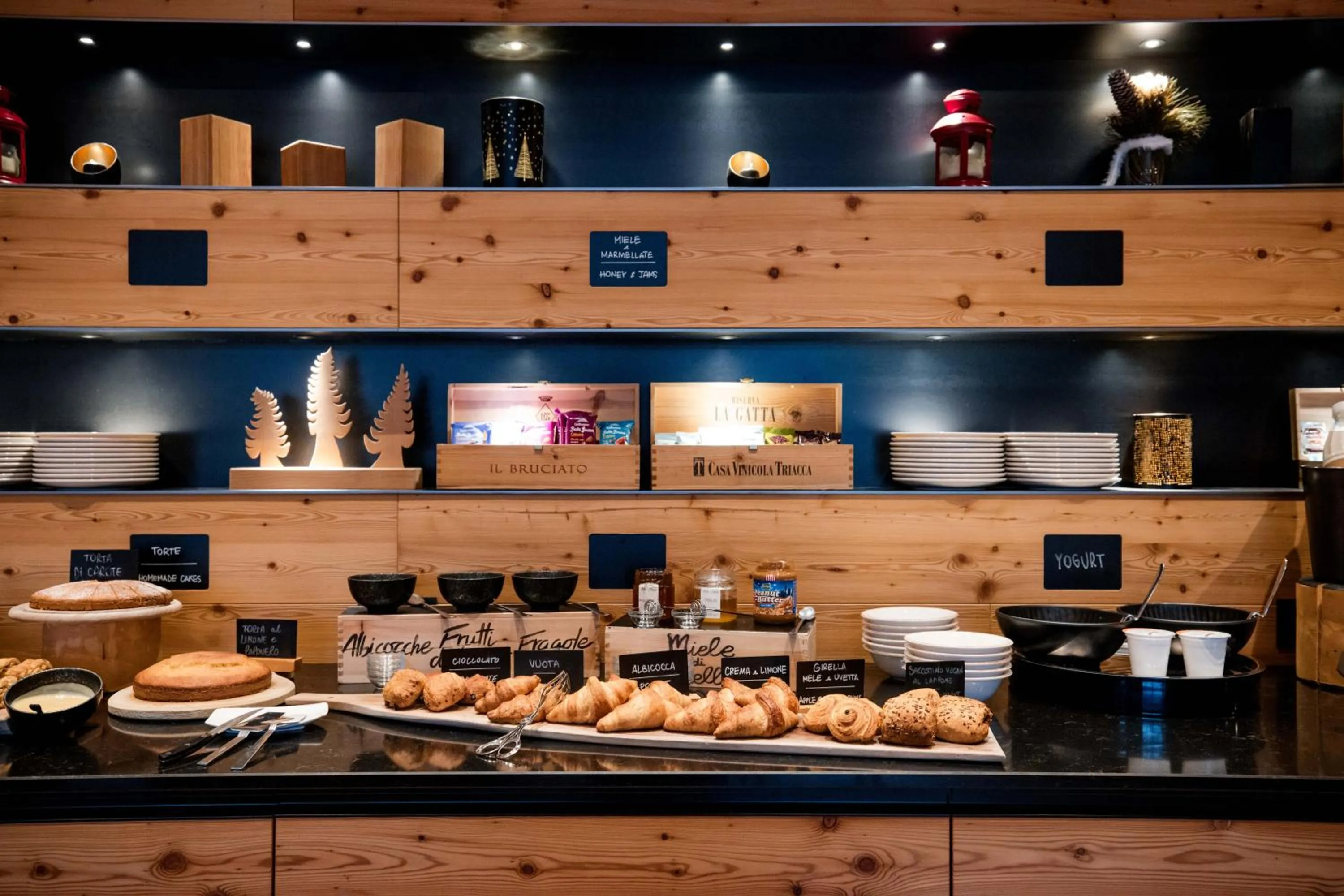 Buffet breakfast in Hotel Li Anta Rossa - Adults Only