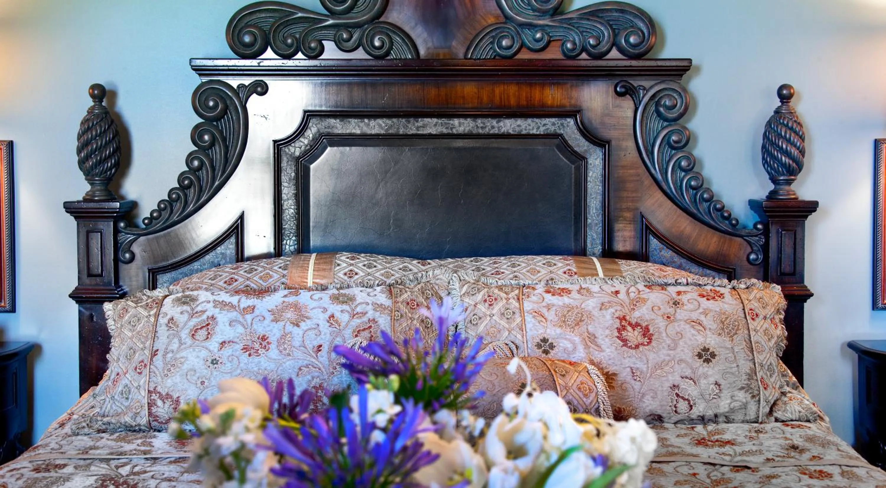 Bed in Riverside Inn Bed and Breakfast