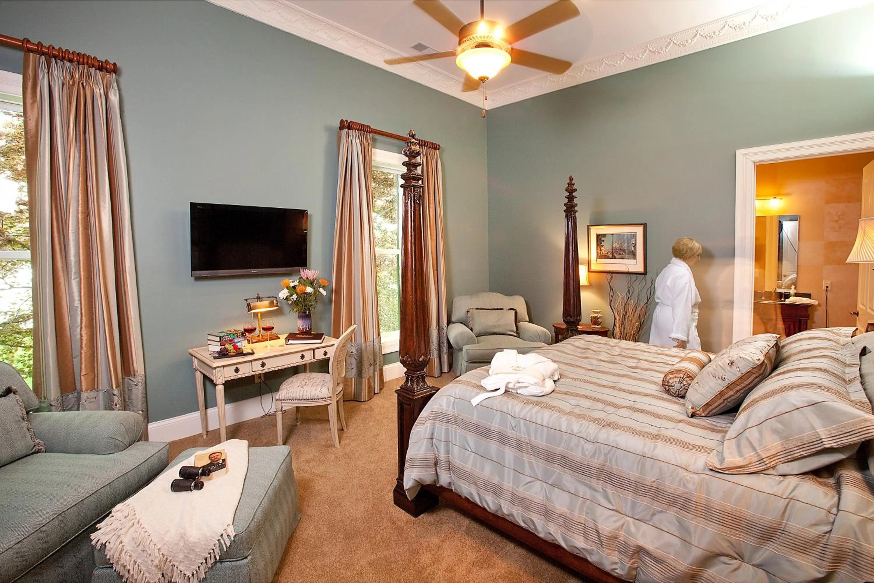 Bed in Riverside Inn Bed and Breakfast