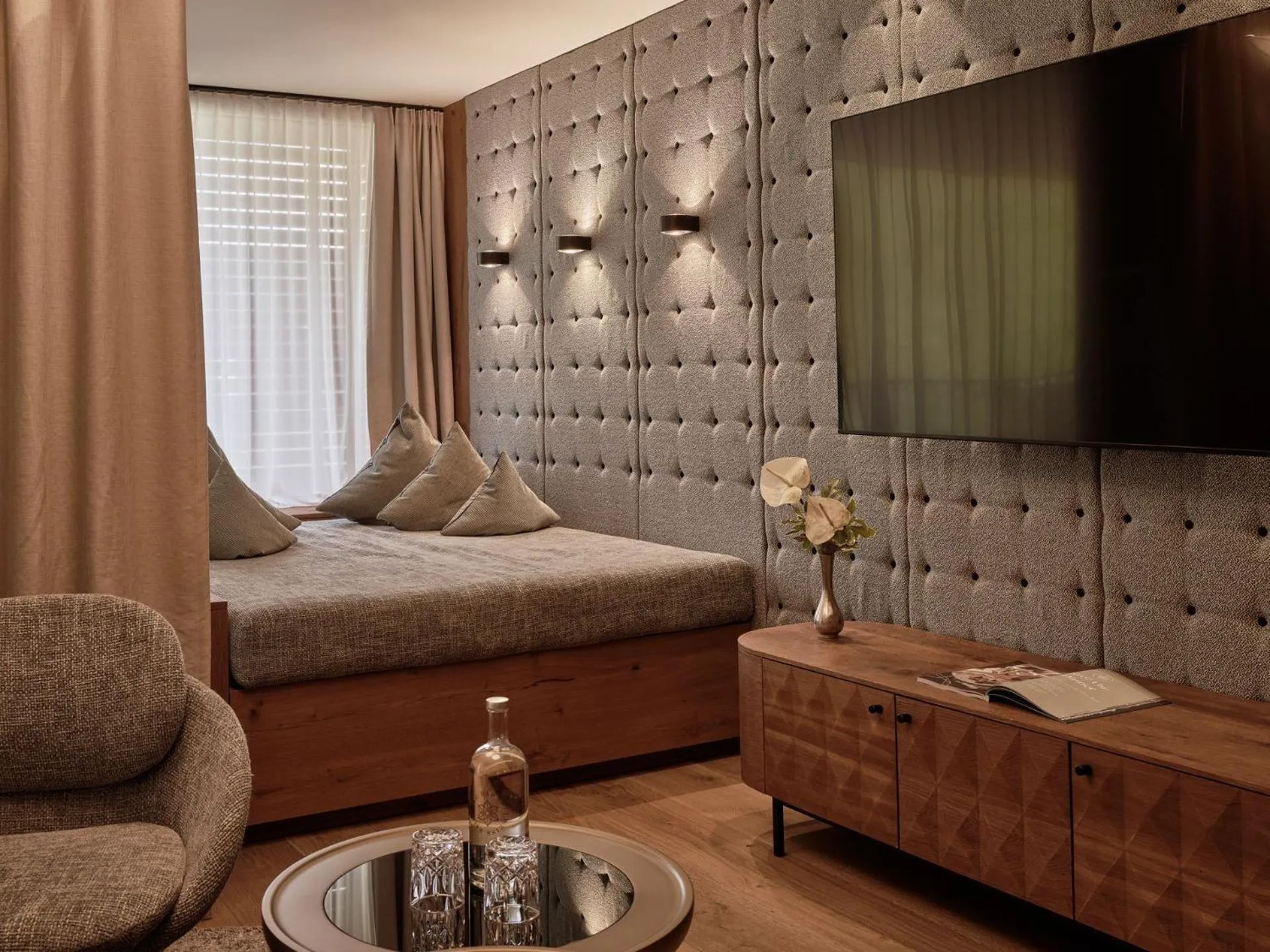 Living room, Bed in DAS EDELWEISS - Salzburg Mountain Resort