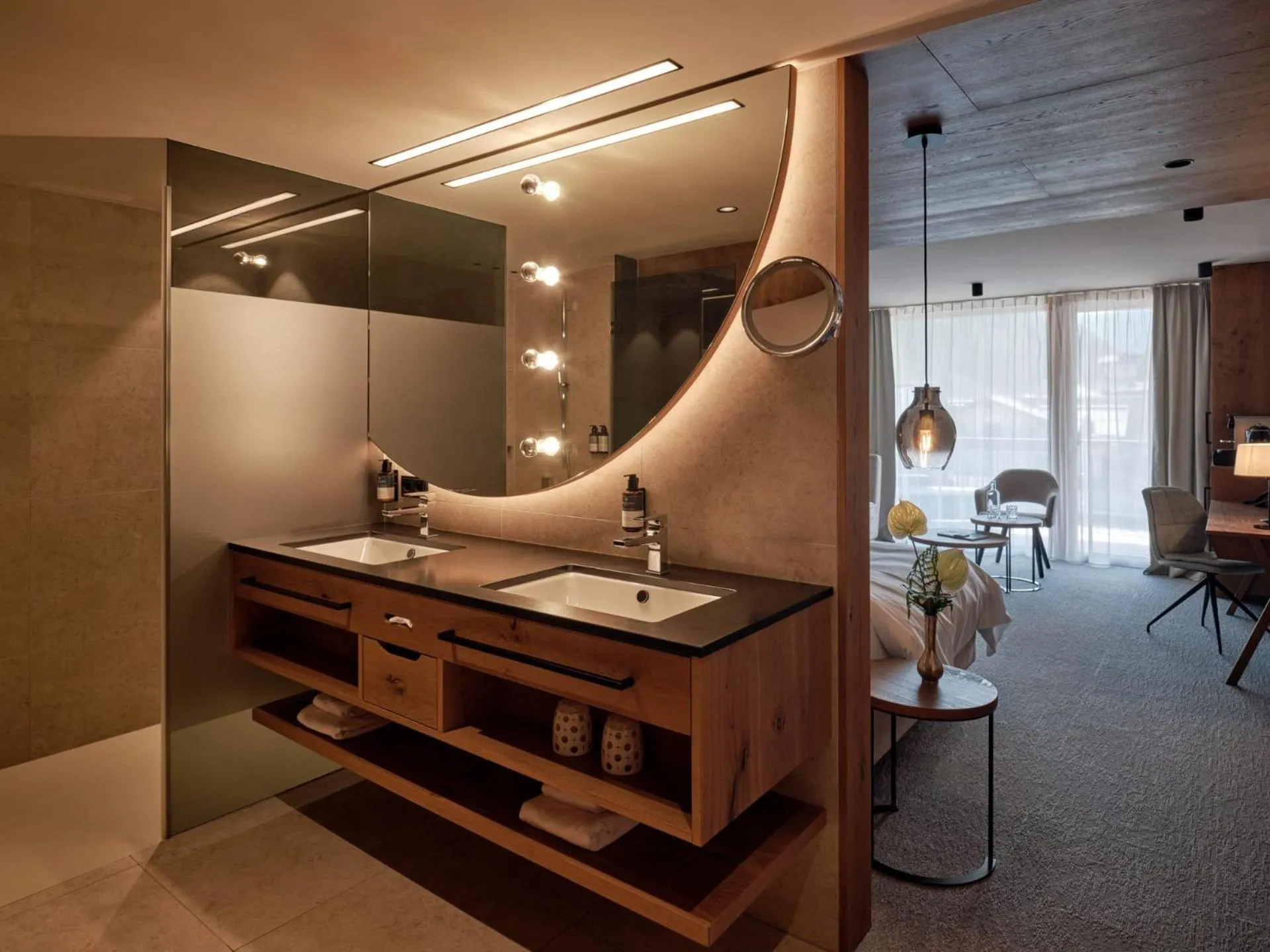 Bathroom, Bed in DAS EDELWEISS - Salzburg Mountain Resort