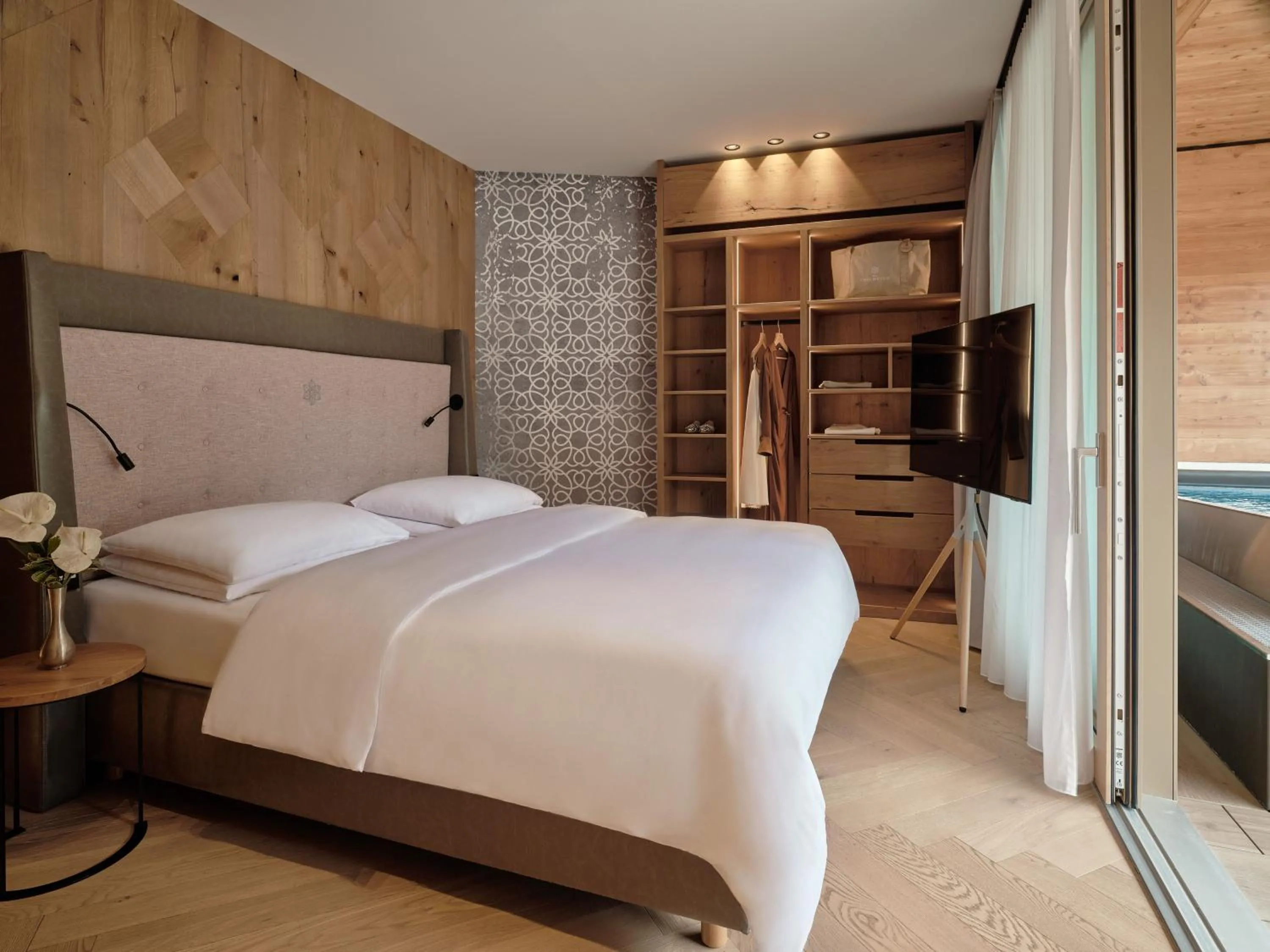 Bedroom, Bed in DAS EDELWEISS - Salzburg Mountain Resort