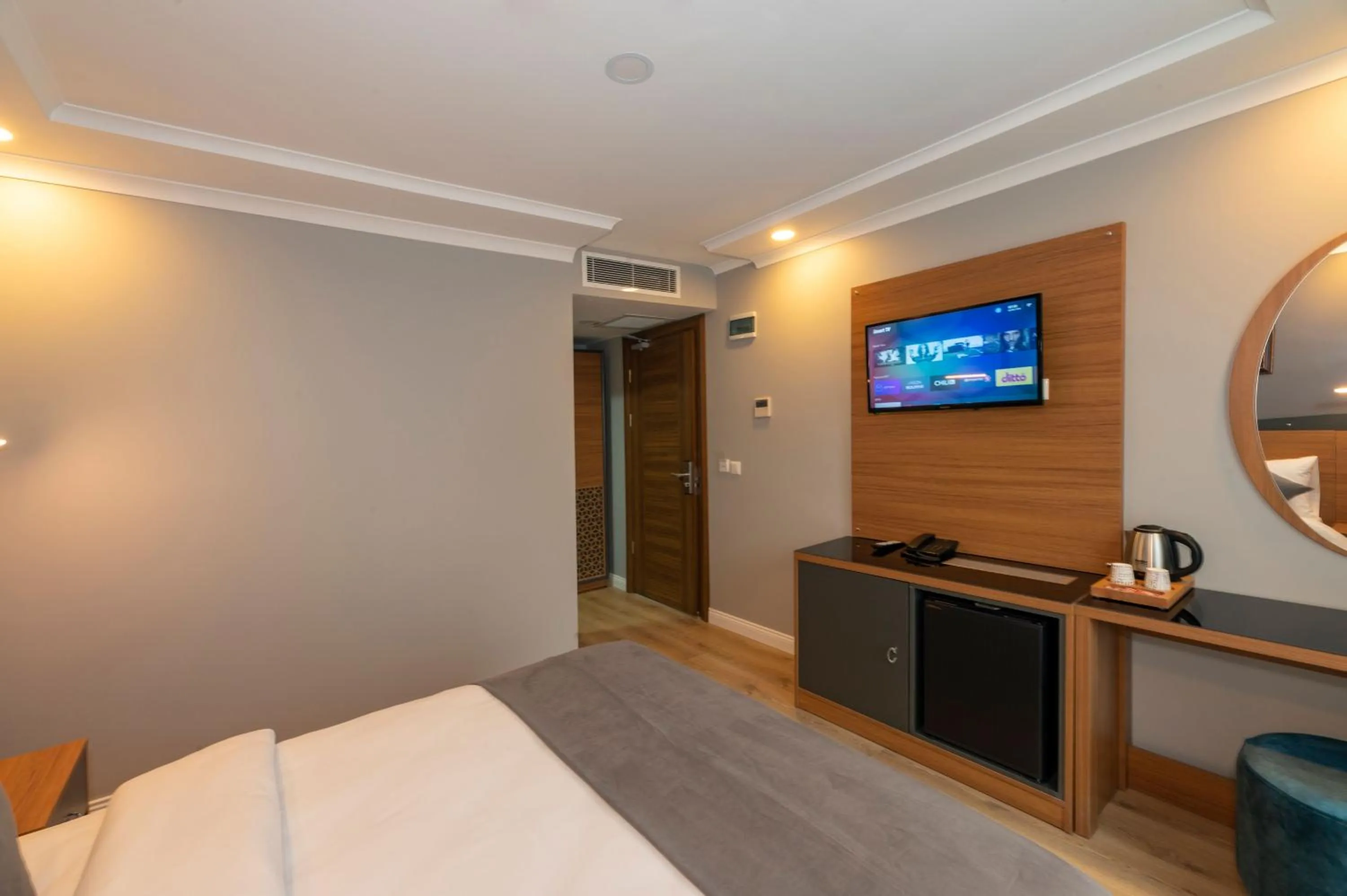Communal lounge/ TV room, Bed in New Emin Hotel