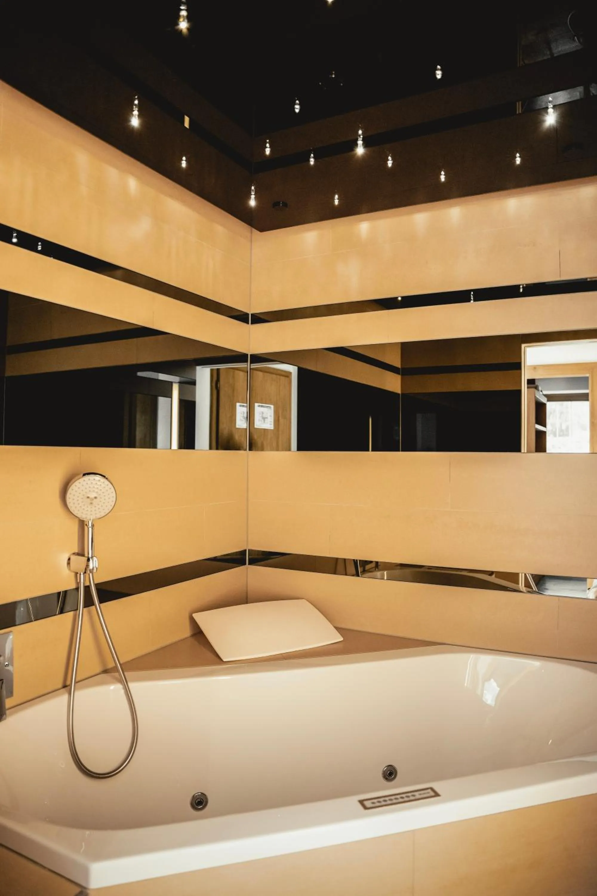 Bath in HELD - Hotel & Spa , 4 Sterne Superior, Zillertal