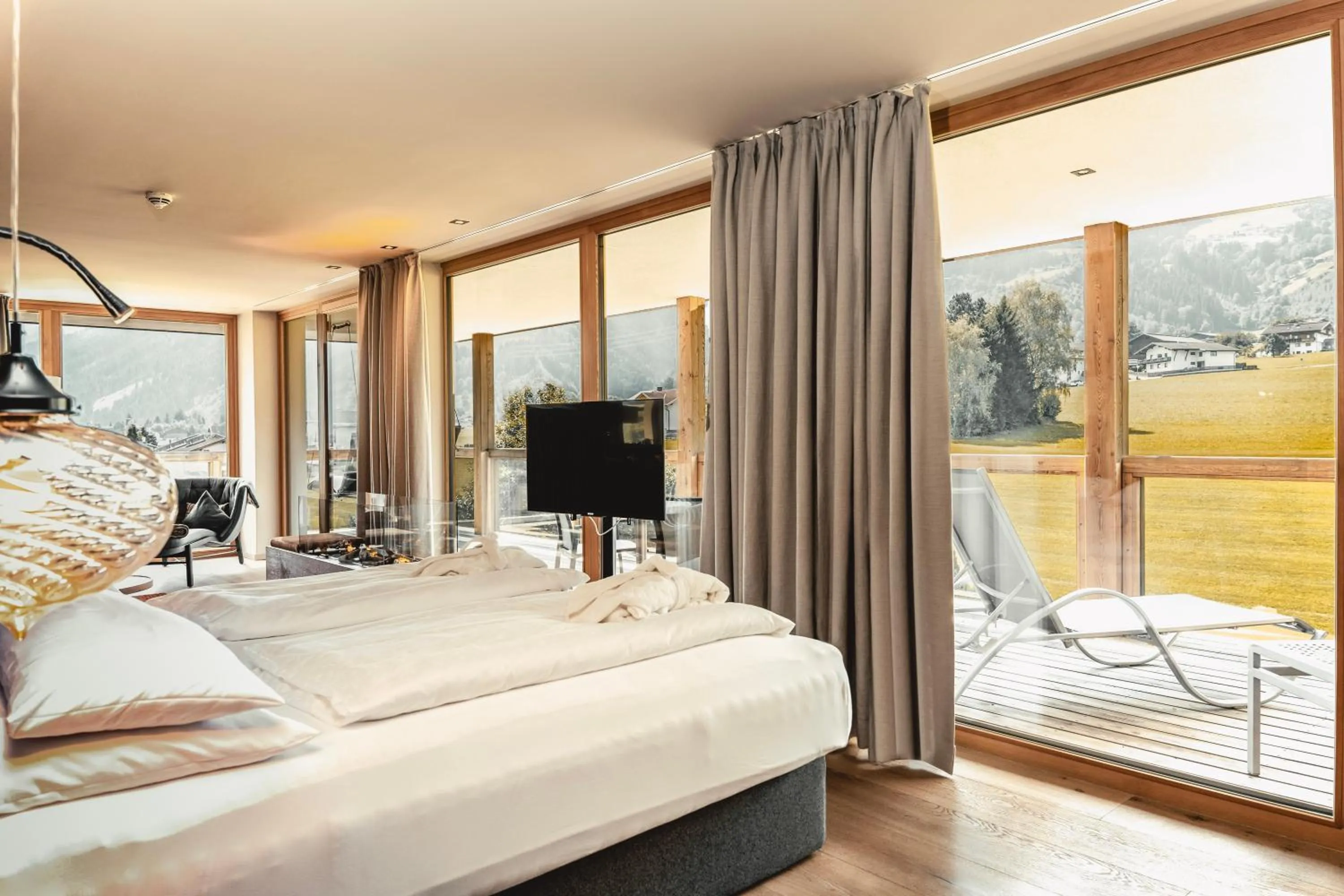 Photo of the whole room, Bed in HELD - Hotel & Spa , 4 Sterne Superior, Zillertal
