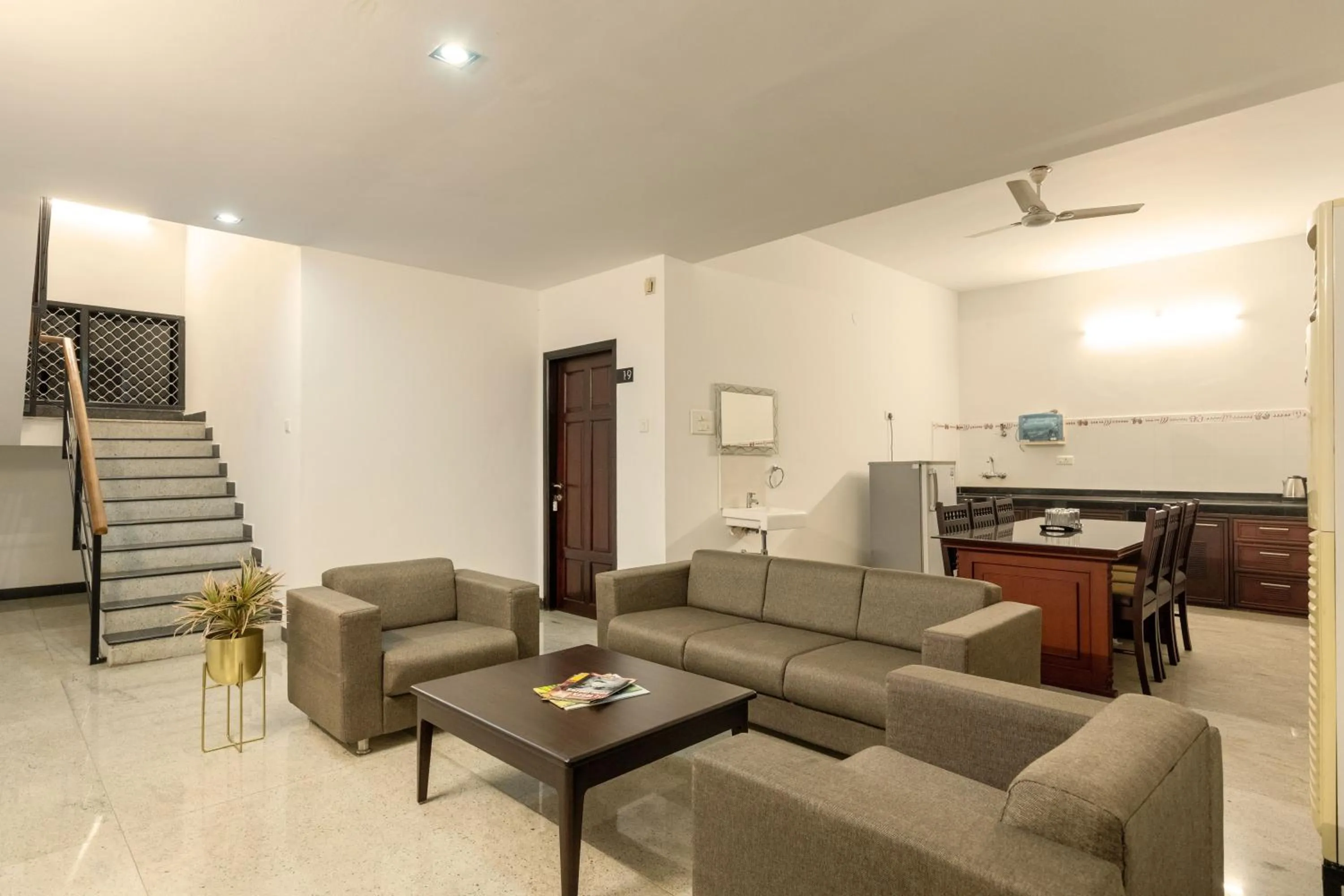 Hotel Paramount Suites & Service Apartments