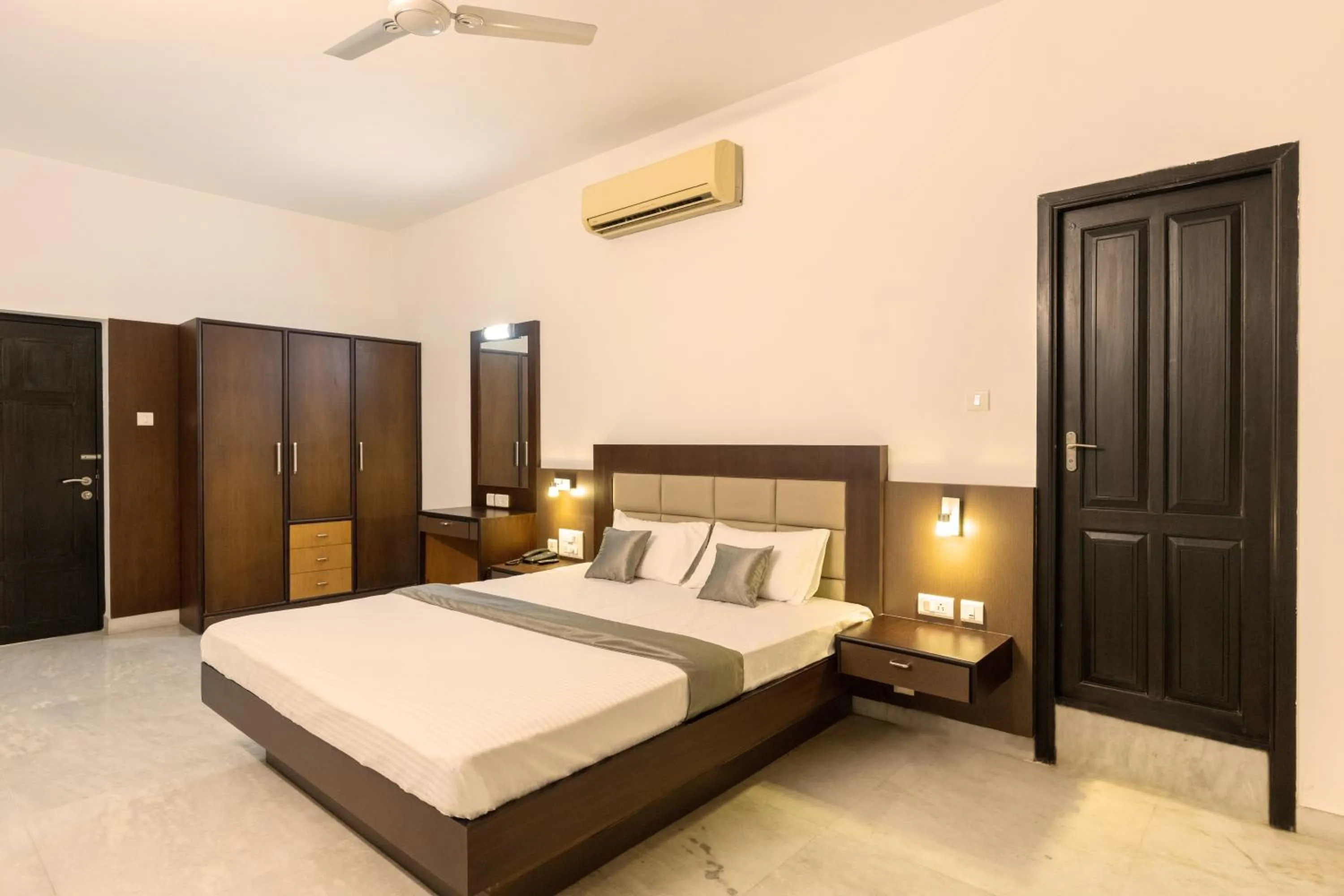 Bedroom, Bed in Hotel Paramount Suites & Service Apartments