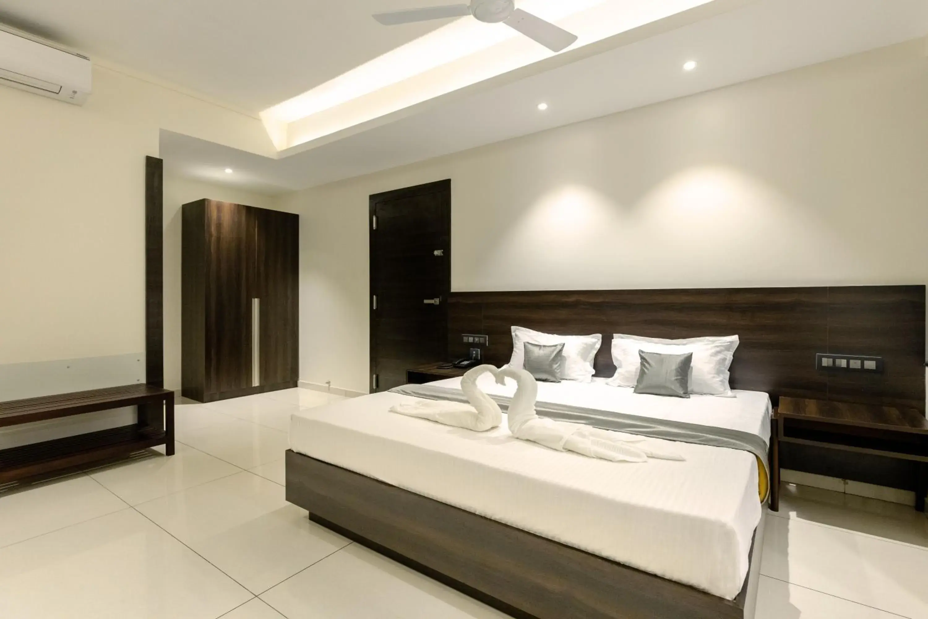 Bedroom, Bed in Hotel Paramount Suites & Service Apartments Bedroom, Bed in Hotel Paramount Suites & Service Apartments