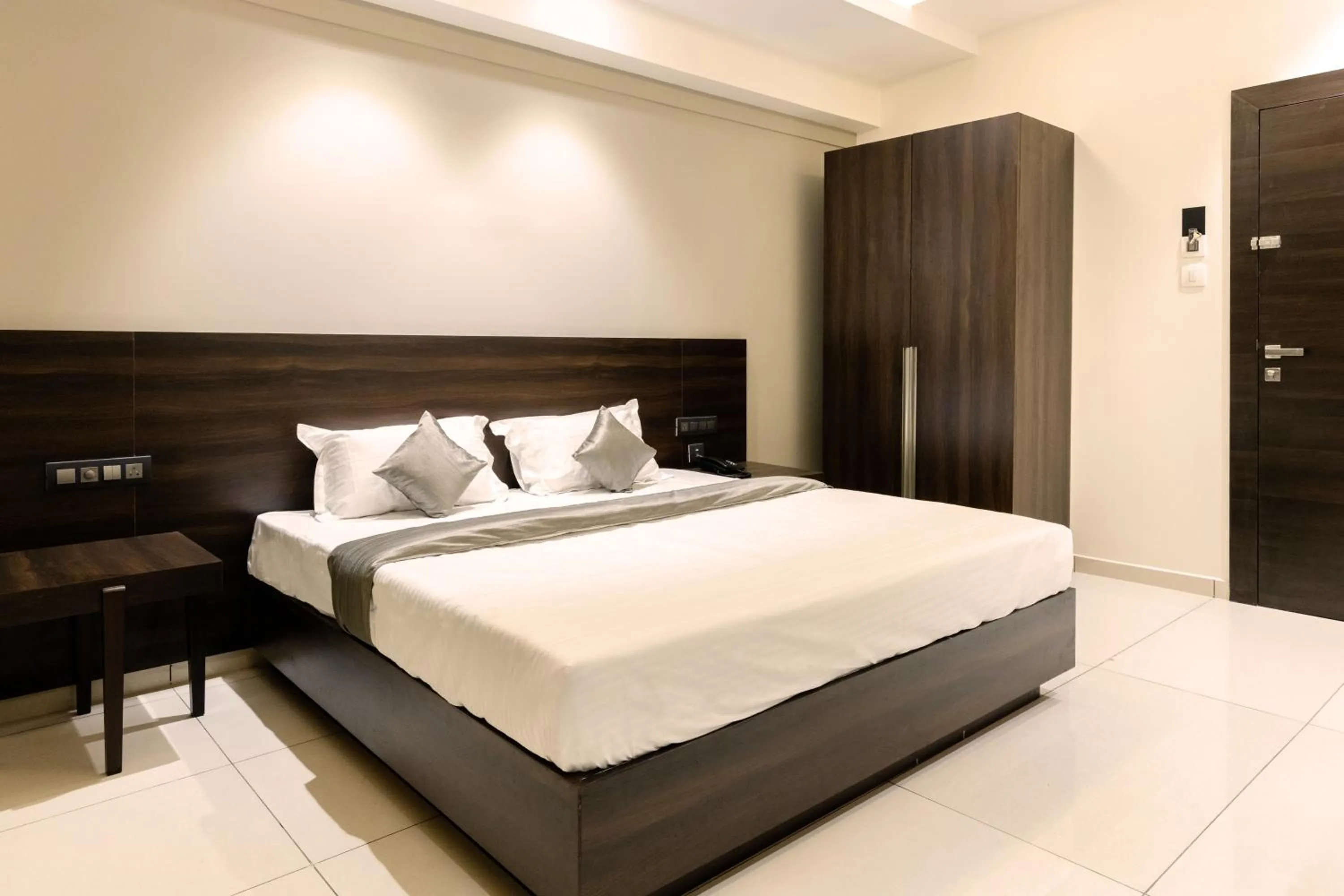 Bedroom, Bed in Hotel Paramount Suites & Service Apartments