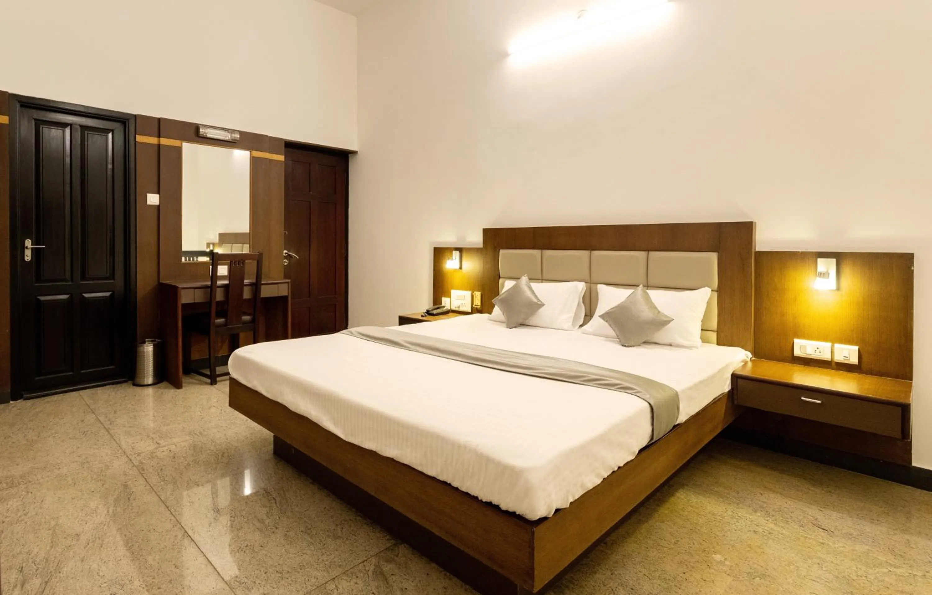 Bed in Hotel Paramount Suites & Service Apartments