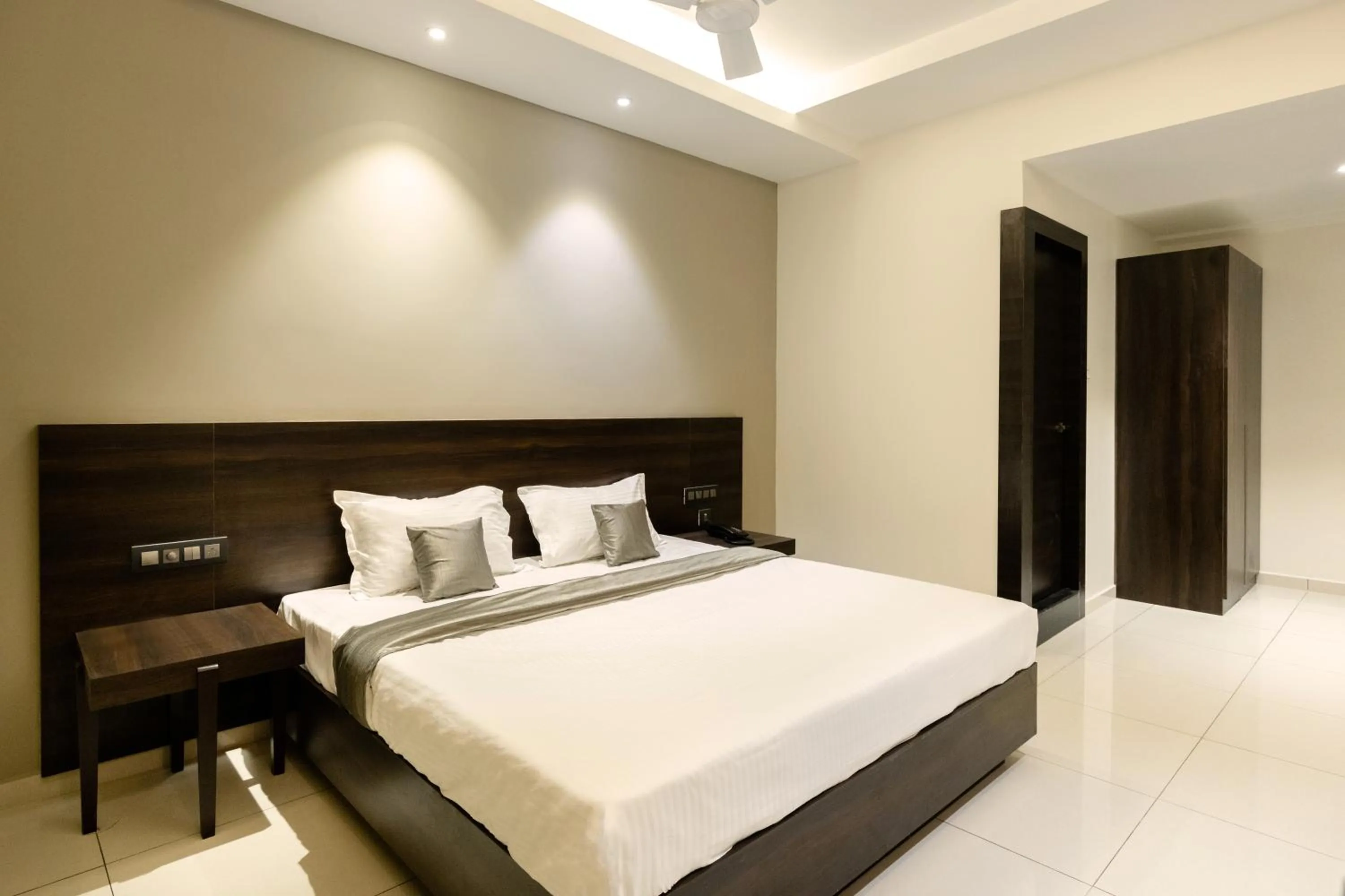 Bedroom, Bed in Hotel Paramount Suites & Service Apartments