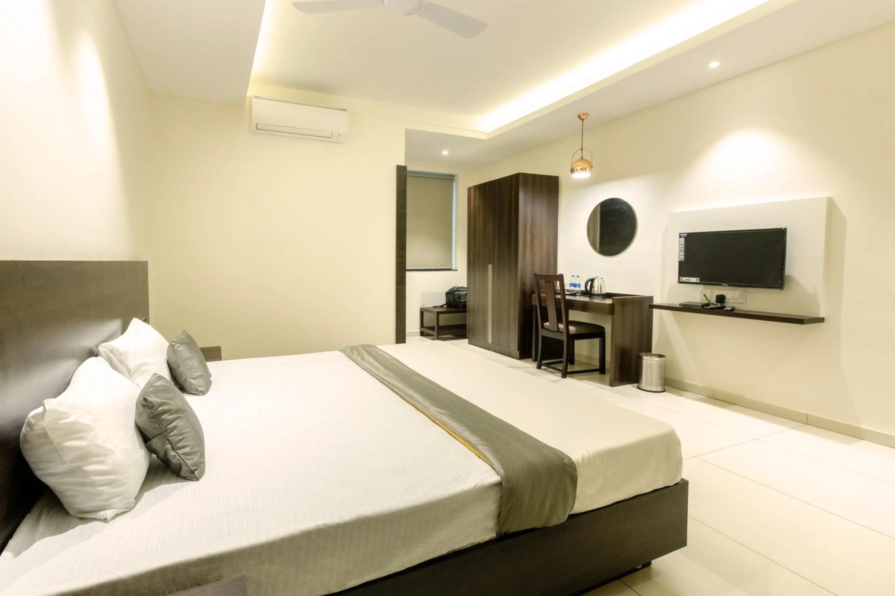 Bedroom, Bed in Hotel Paramount Suites & Service Apartments