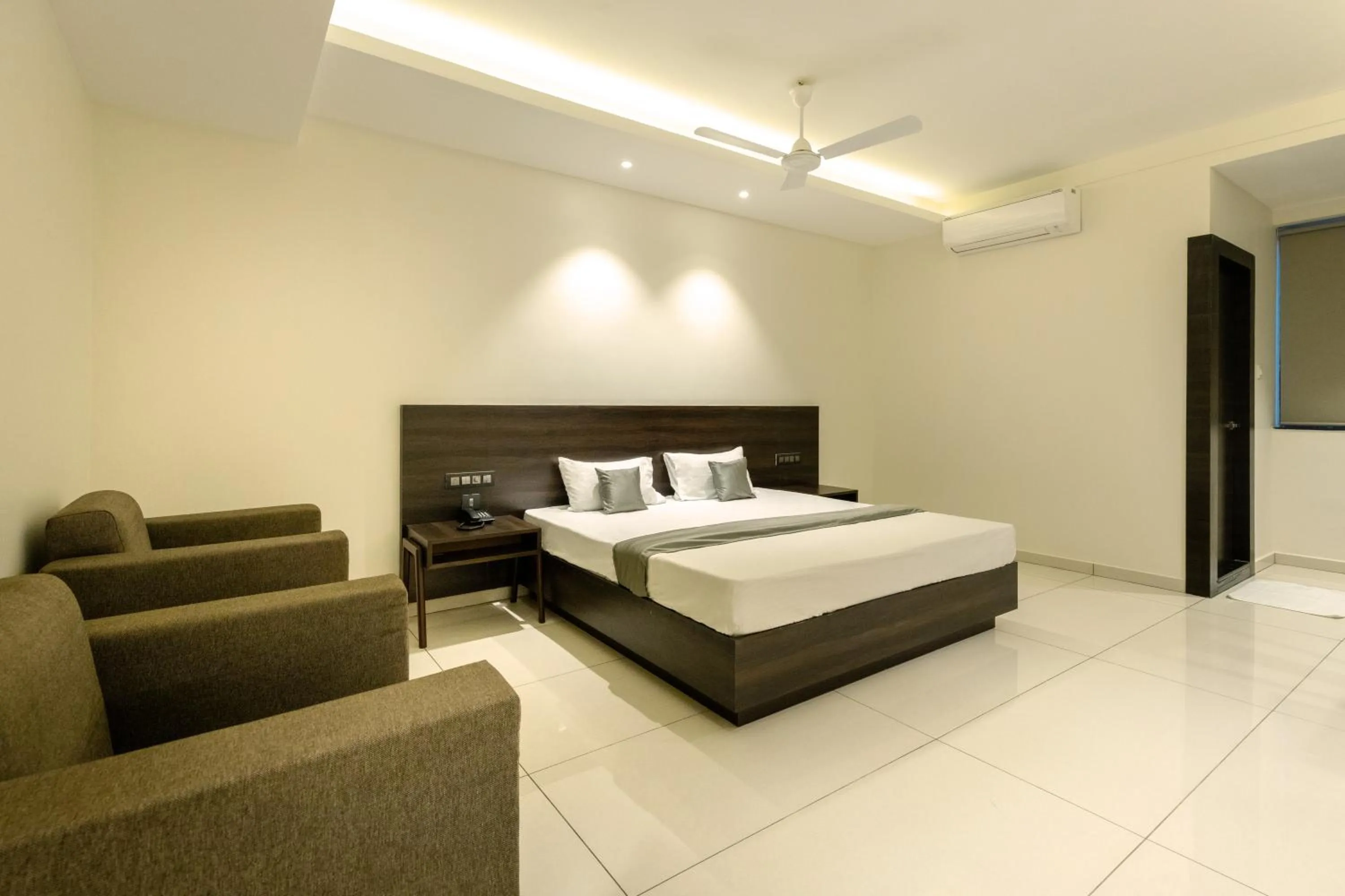 Bedroom, Bed in Hotel Paramount Suites & Service Apartments