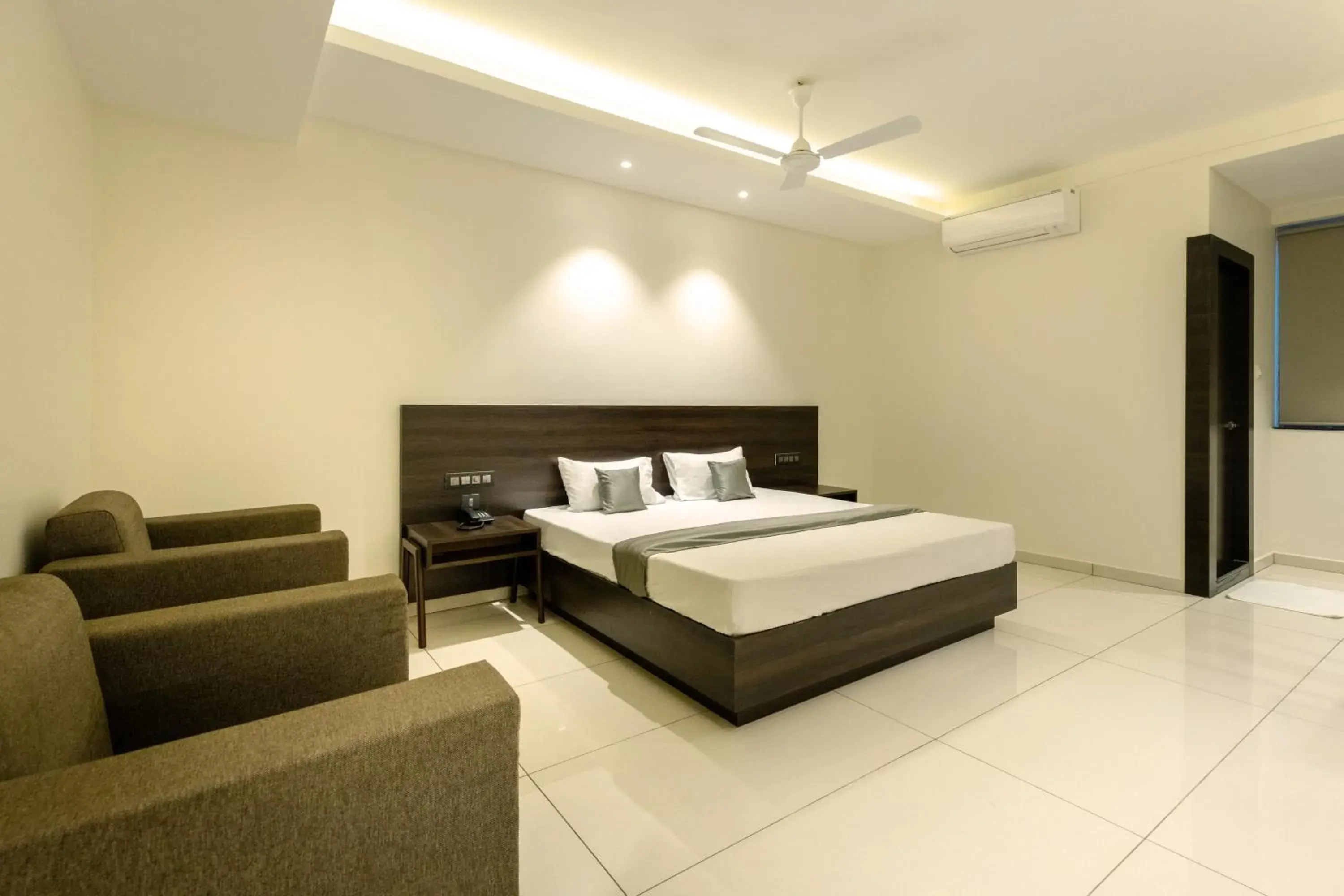 Bedroom, Bed in Hotel Paramount Suites & Service Apartments Bedroom, Bed in Hotel Paramount Suites & Service Apartments