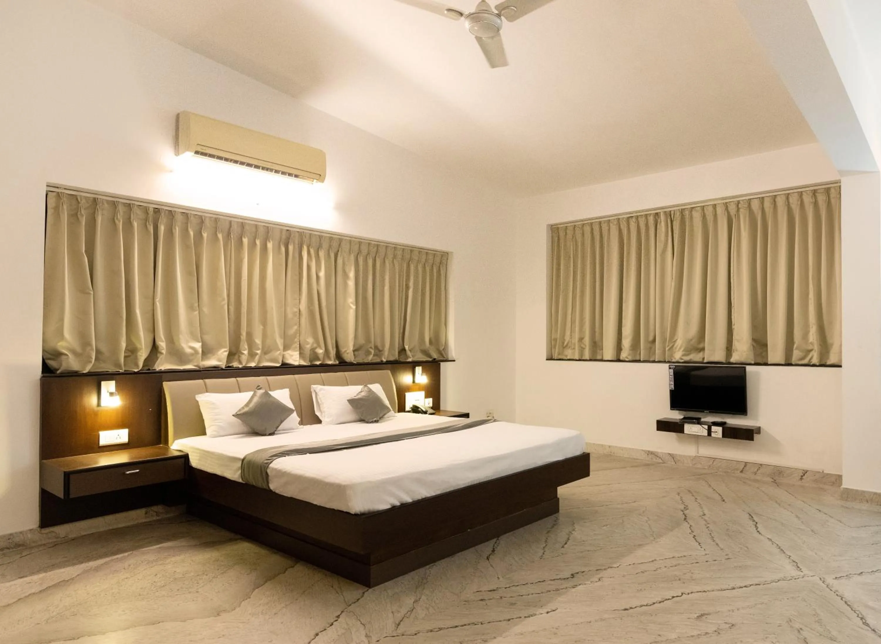 Bedroom, Bed in Hotel Paramount Suites & Service Apartments