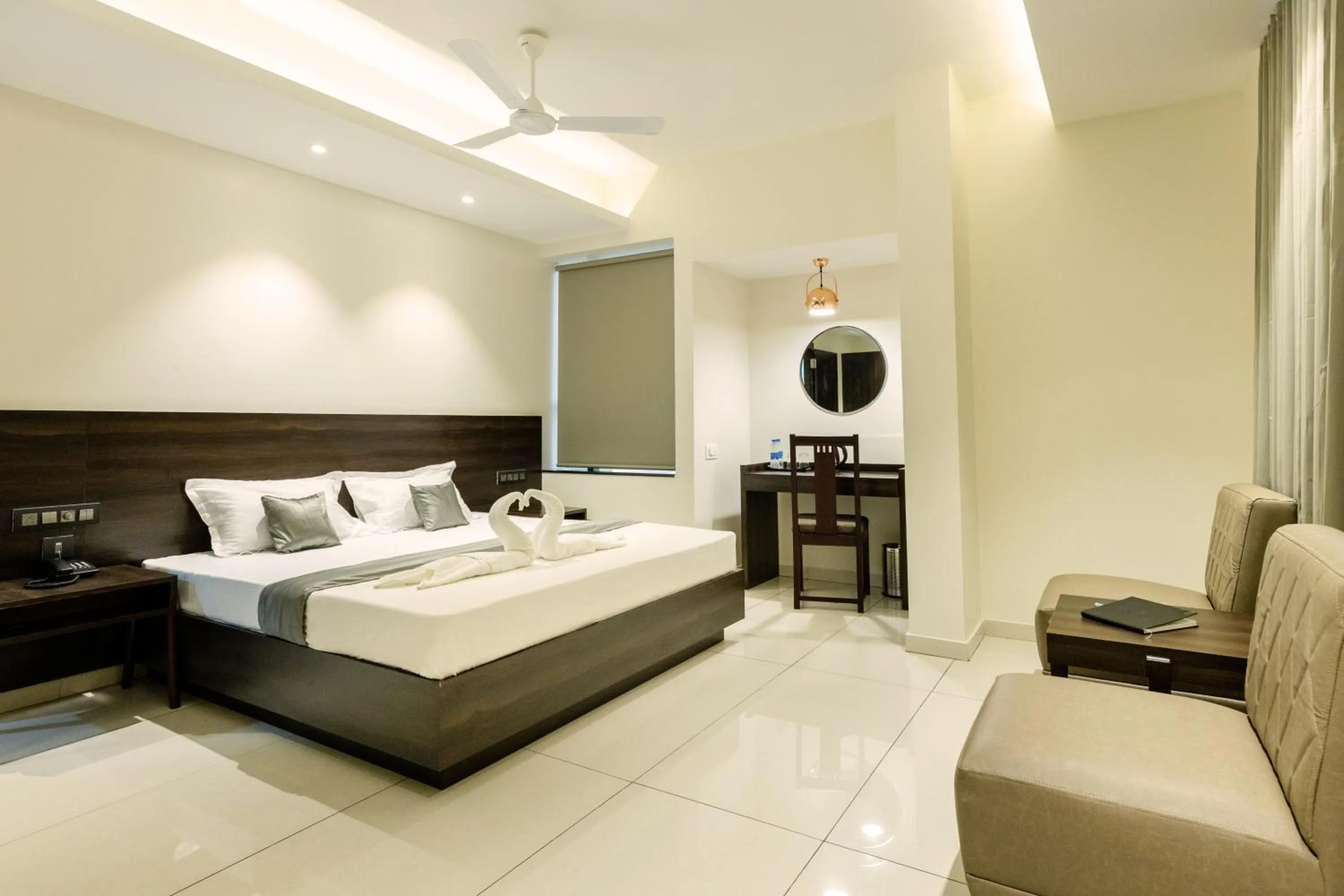 Photo of the whole room, Bed in Hotel Paramount Suites & Service Apartments