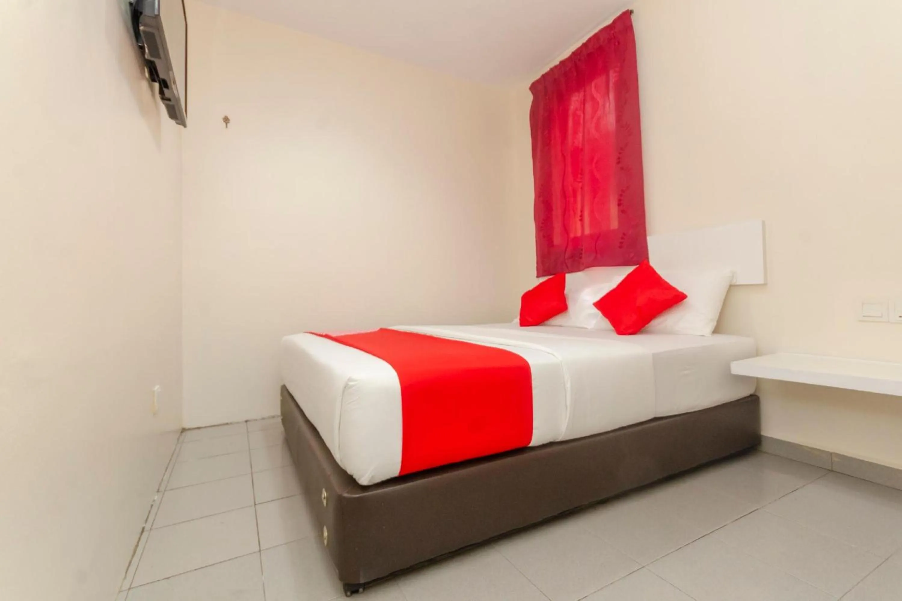 Bedroom, Bed in Skudai Hotel
